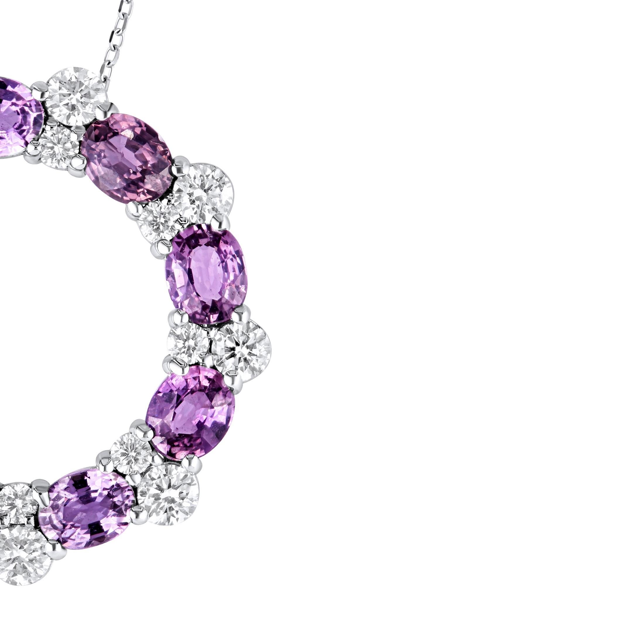 Al centro di questo ciondolo si trova una splendida collezione di zaffiri viola ovali, per un totale di 3.72 carati. Questi vibranti zaffiri viola sono stati scelti con cura per irradiare calore e grazia. Gli zaffiri, con il loro colore squisito e