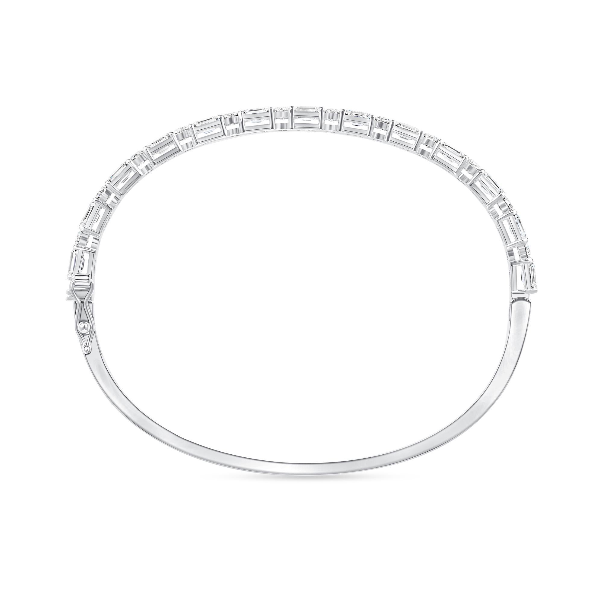 Alternanza  Bangle con diamanti rotondi e taglio smeraldo in oro bianco 14K. Questo  Il braccialetto ha tredici diamanti taglio smeraldo e dodici diamanti rotondi di colore F e purezza VS1 per un peso totale di circa 3,63 carati.
