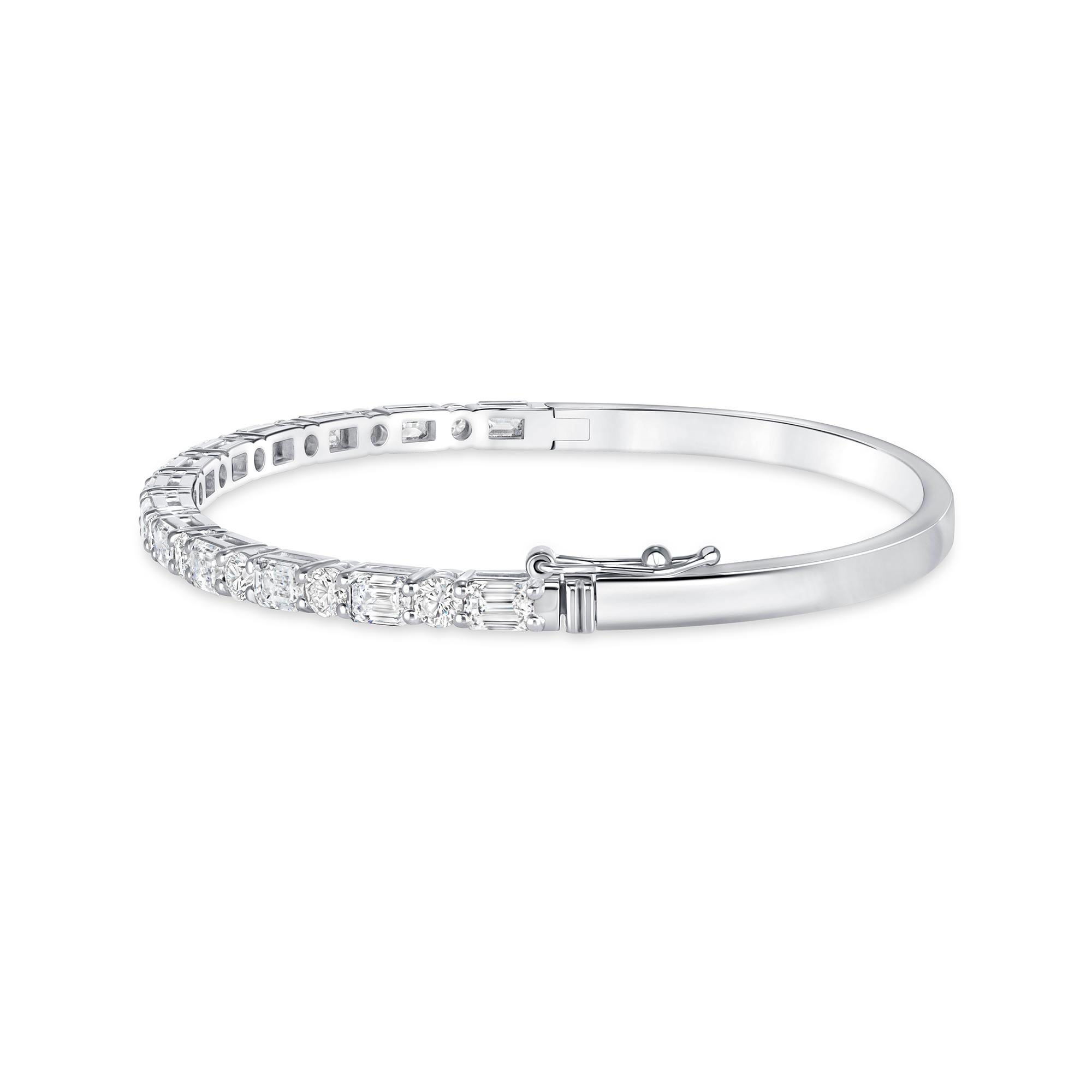 Taglio rotondo 3,63 Ctw. Alternanza  Bangle con diamanti rotondi e taglio smeraldo in oro bianco 14 carati in vendita