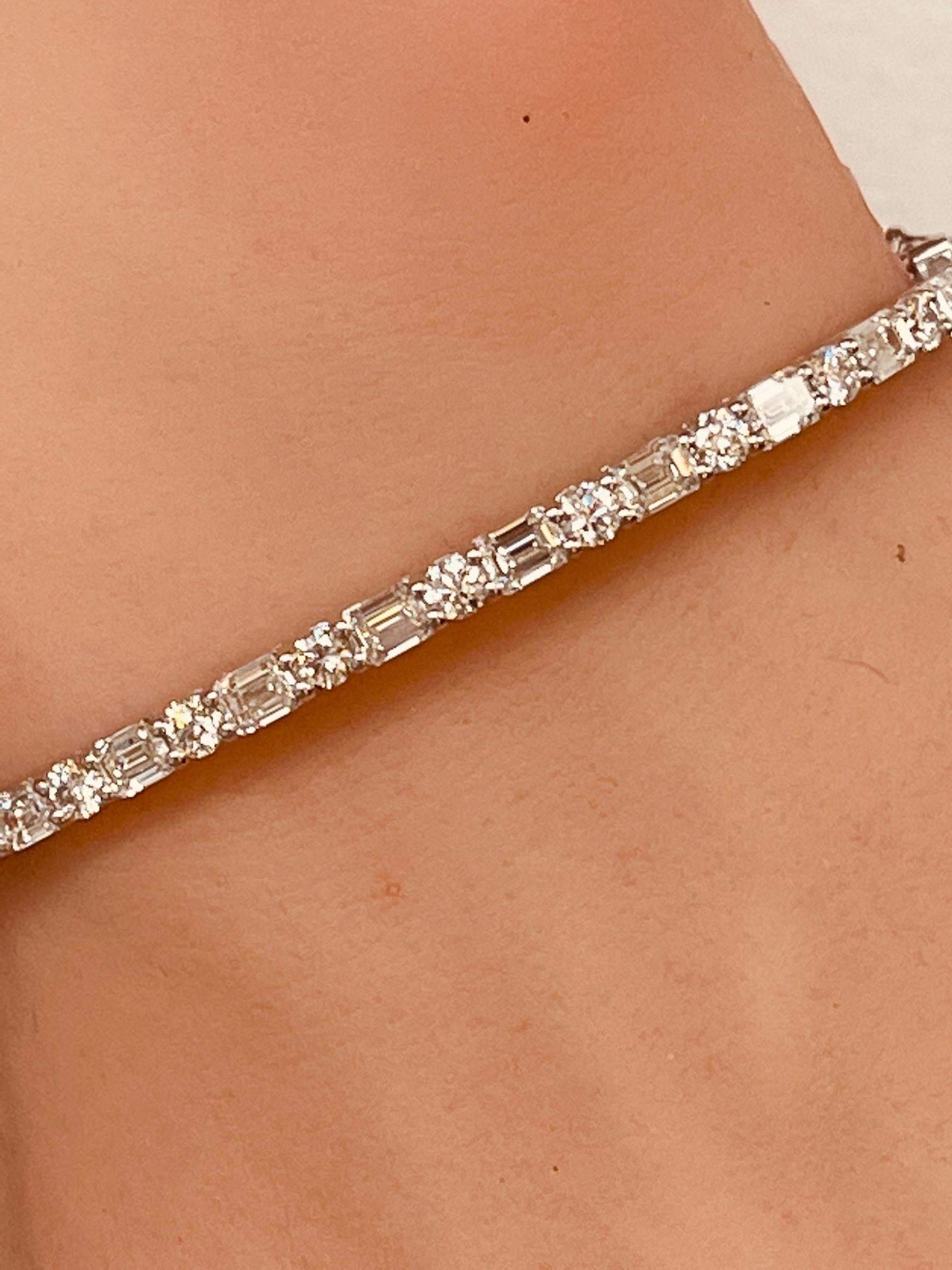 3,63 Ctw. Alternanza  Bangle con diamanti rotondi e taglio smeraldo in oro bianco 14 carati In condizioni Nuovo in vendita a San Francisco, CA