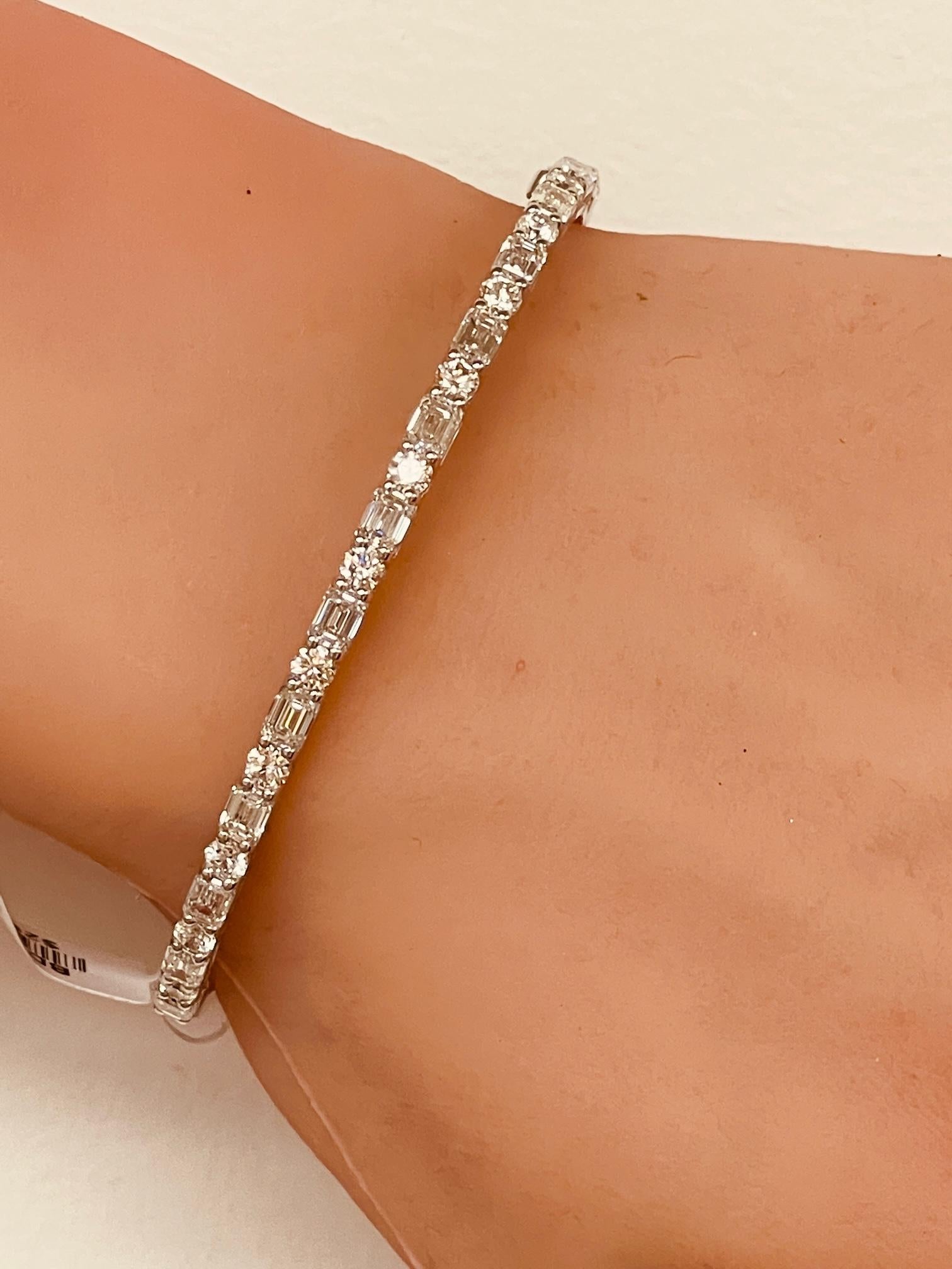 Donna 3,63 Ctw. Alternanza  Bangle con diamanti rotondi e taglio smeraldo in oro bianco 14 carati in vendita
