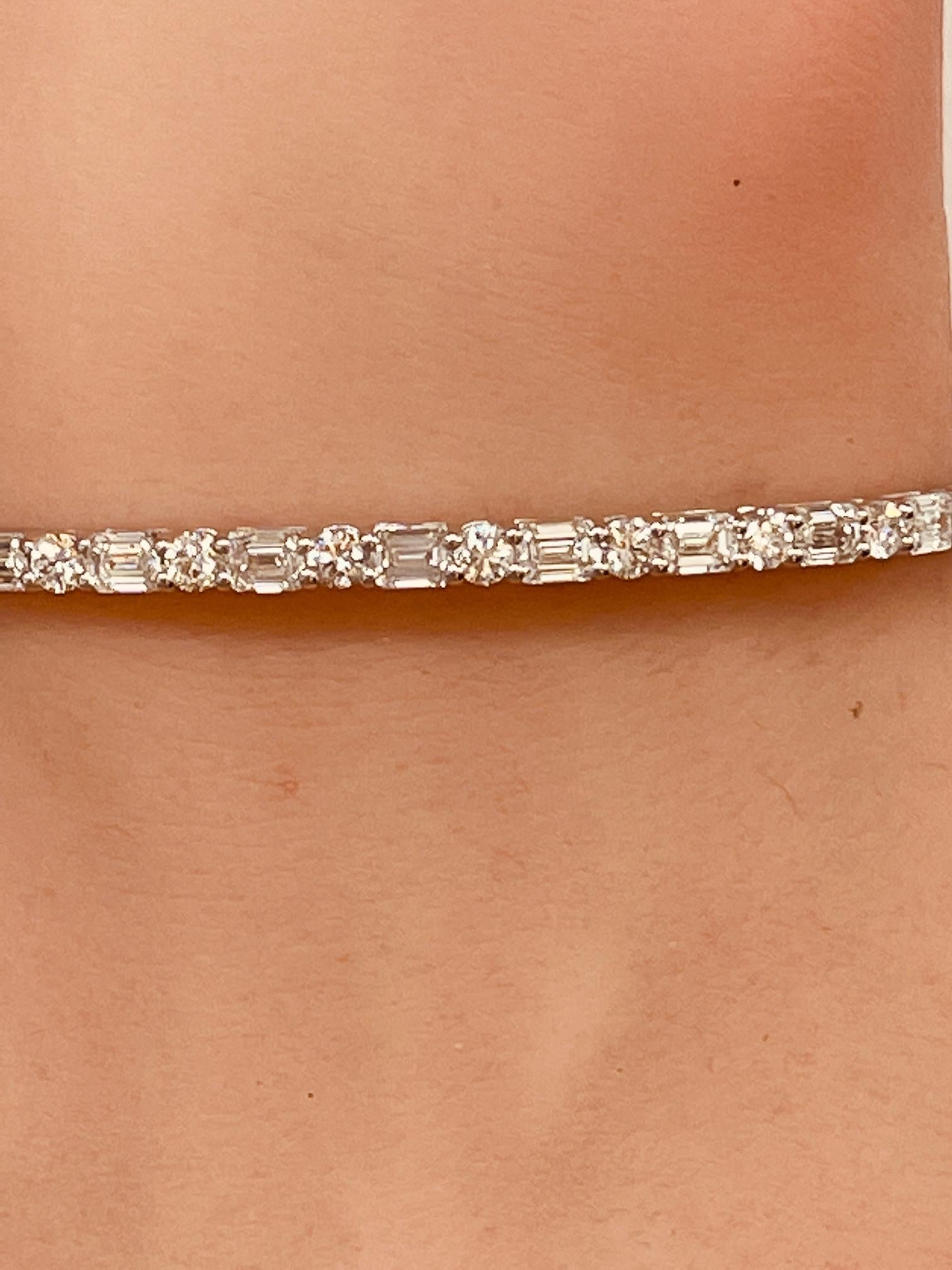 3,63 Ctw. Alternanza  Bangle con diamanti rotondi e taglio smeraldo in oro bianco 14 carati in vendita 1