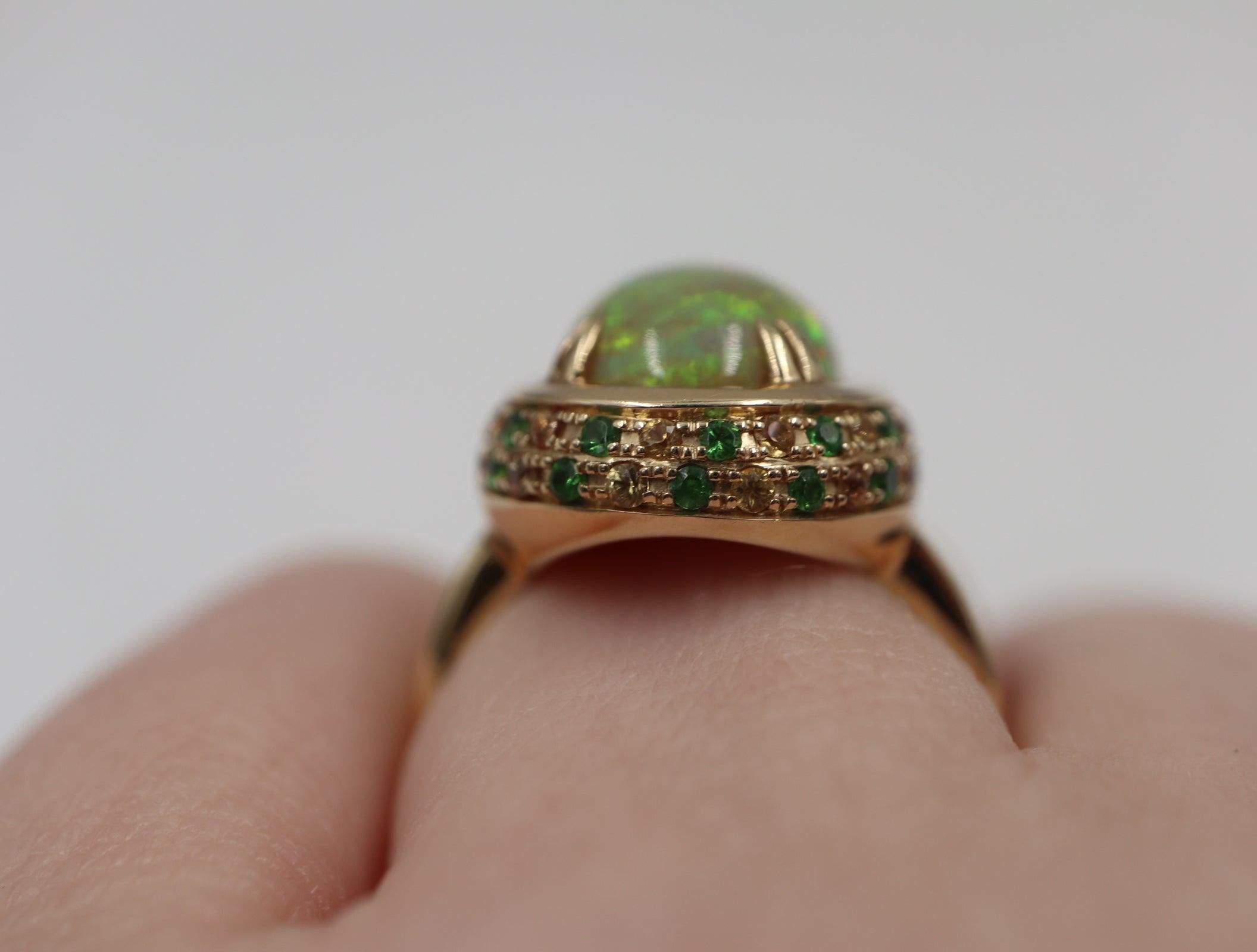 3,72 Opal & Tsavorit & Diamant Pave Halo Ring 14KY (Cabochon) im Angebot
