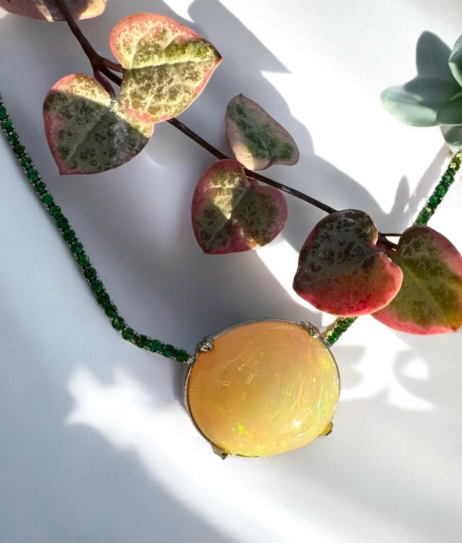 Collana di opale etiope e tsavorite da 37,23 carati in vendita 1