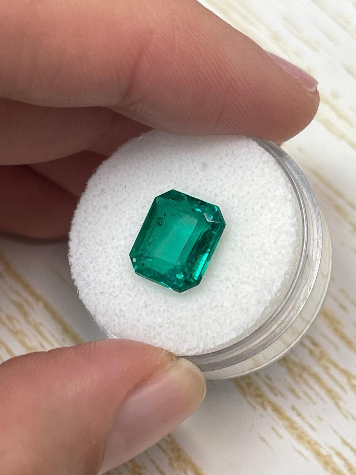 Modern 3.72ct AAA+ Perfect Green Freckled Colombian Emerald 11x9mm Emerald Cut May For Sale