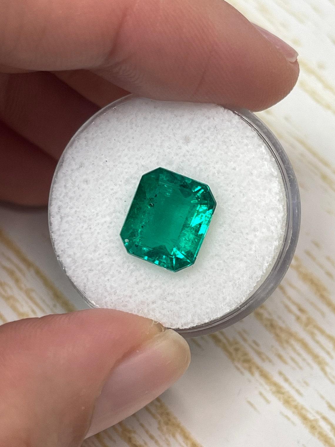 Women's or Men's 3.72ct AAA+ Perfect Green Freckled Colombian Emerald 11x9mm Emerald Cut May For Sale