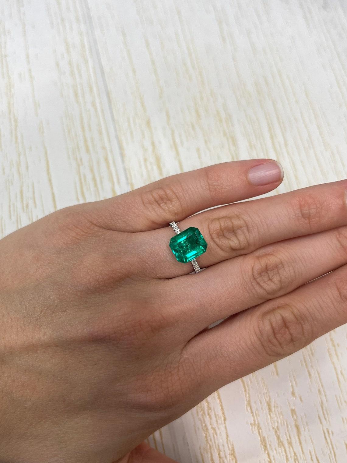 3.72ct AAA+ Perfect Green Freckled Colombian Emerald 11x9mm Emerald Cut May For Sale 3