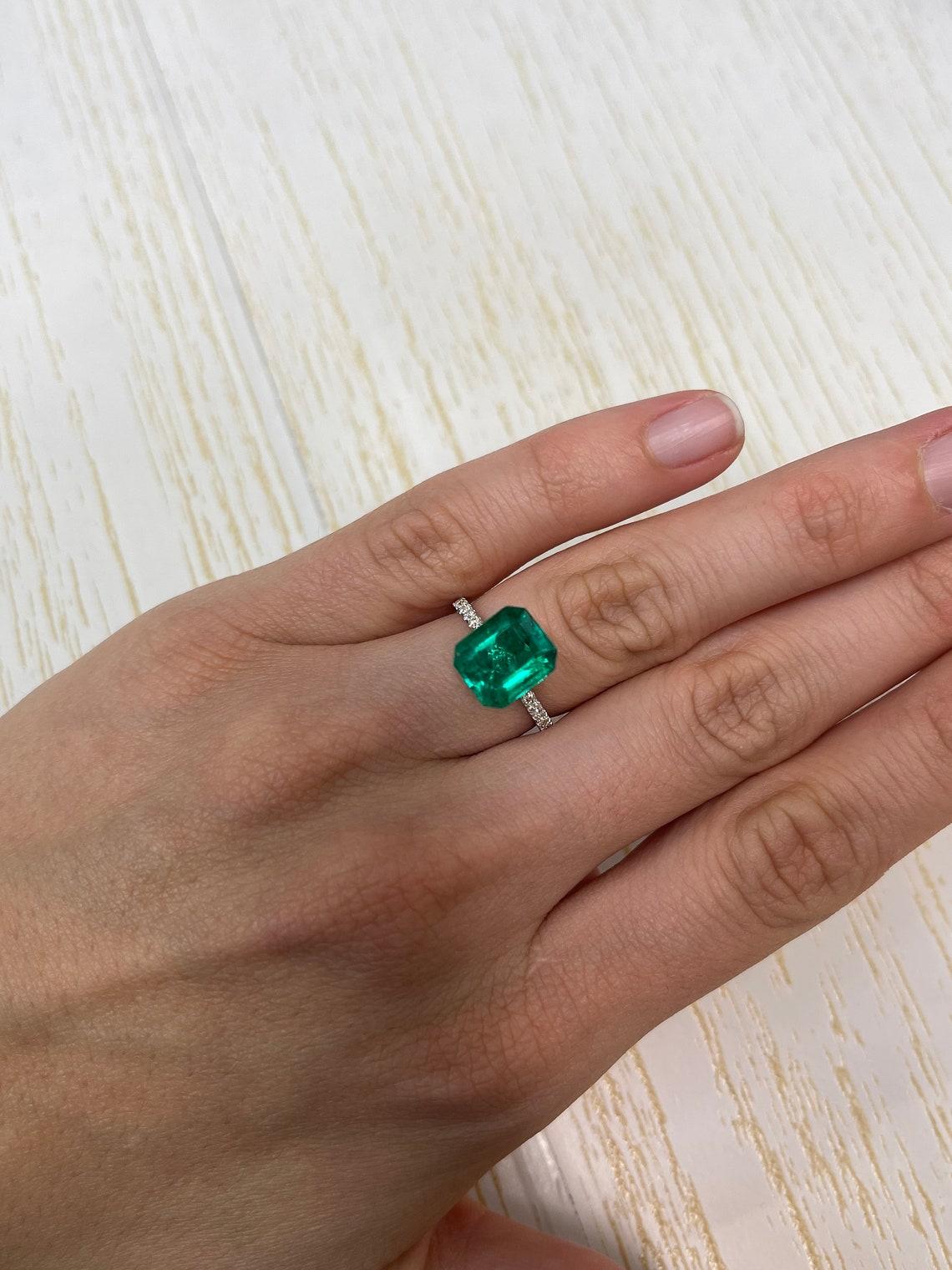 3.72ct AAA+ Perfect Green Freckled Colombian Emerald 11x9mm Emerald Cut May For Sale 4