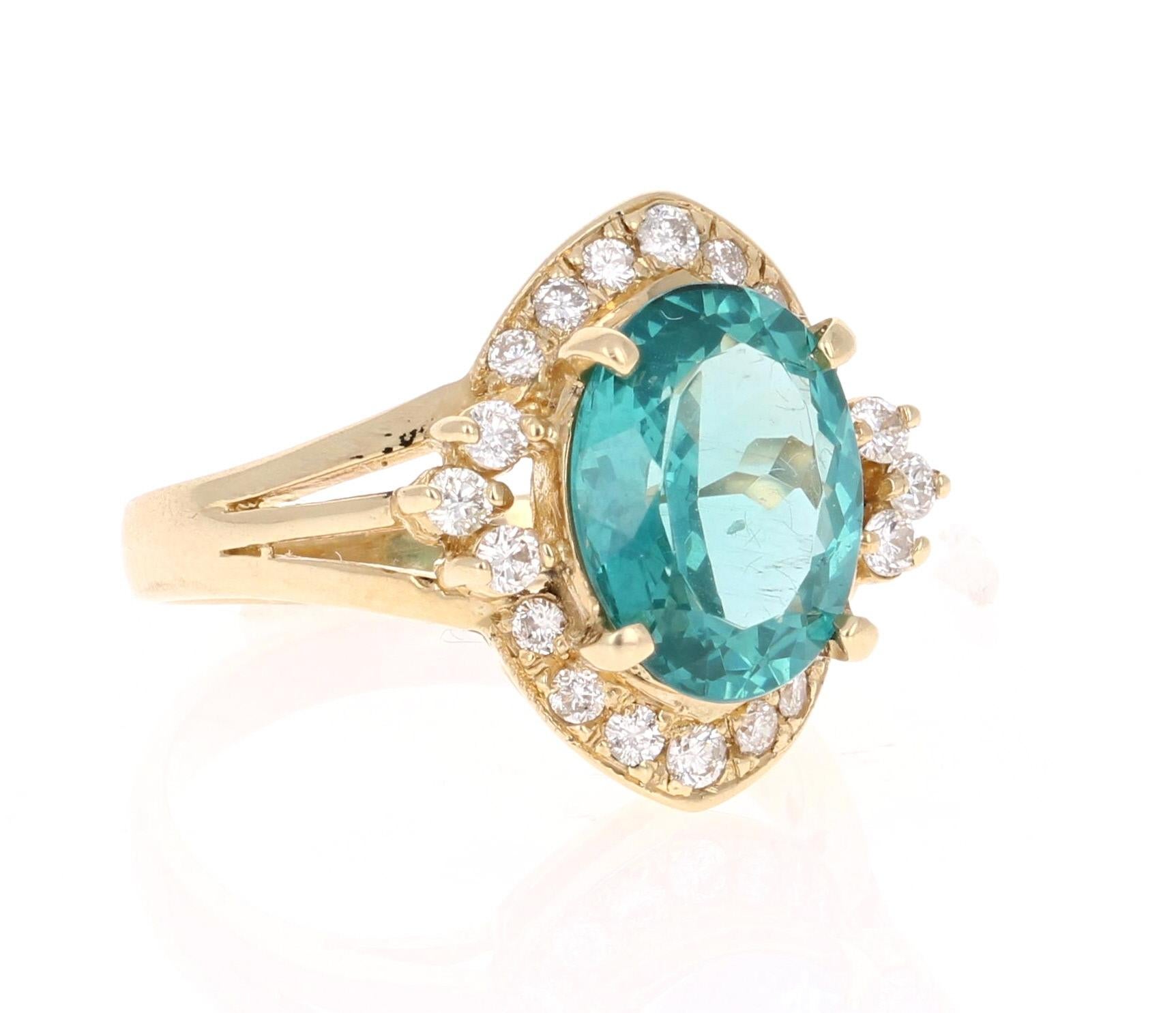 Bague classique et magnifiquement conçue en apatite et diamant !  Cette bague comporte une apatite ovale de 3,33 carats au centre de l'anneau et est entourée de 18 diamants ronds de 0,40 carat. Le poids total en carats de la bague est de