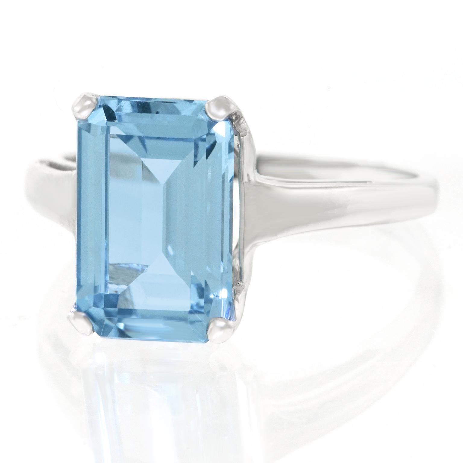 3.73 Carat Aquamarine Set Gold Ring In Excellent Condition In Litchfield, CT