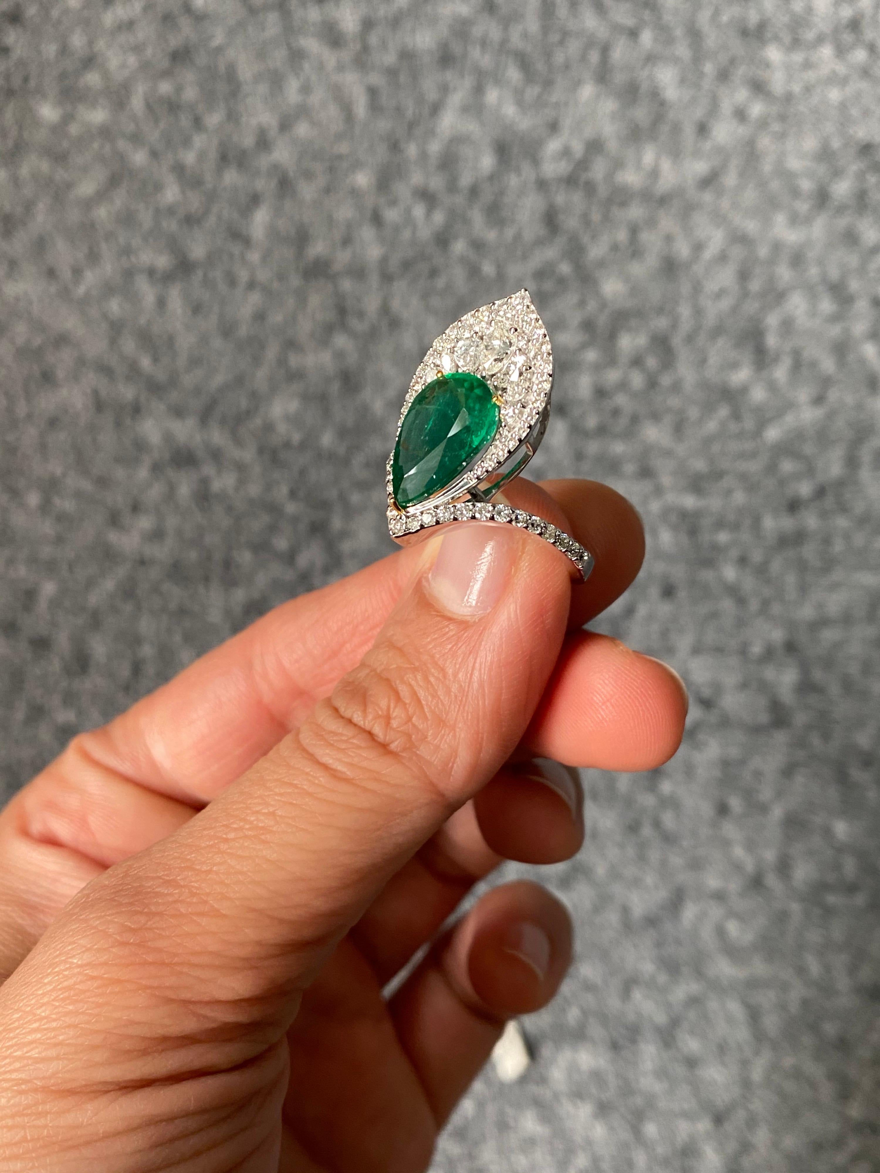 Taille poire Bague cocktail en émeraude en forme de poire de 3,73 carats et diamants en vente