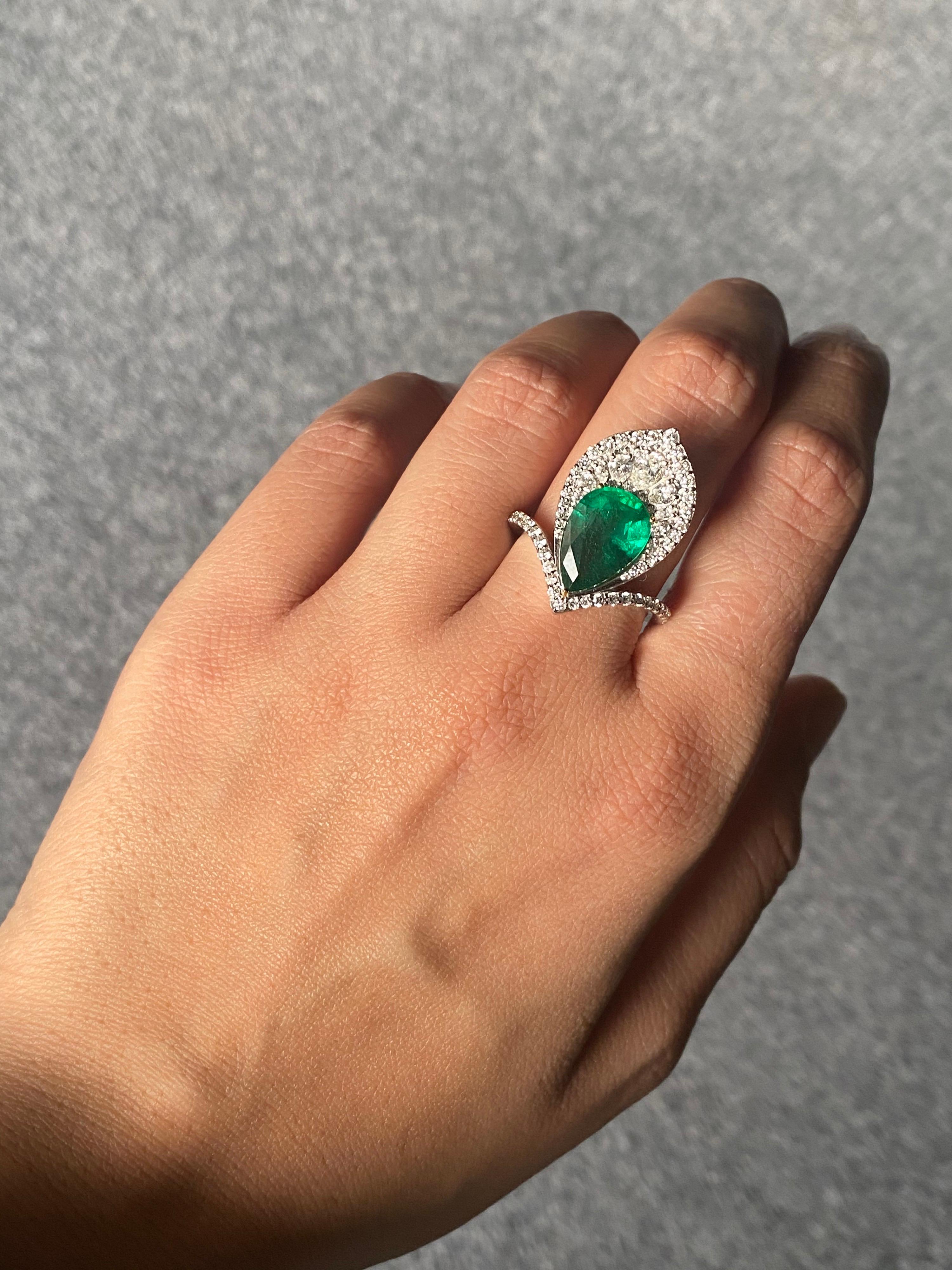 3.73 Carat Pear Shape Emerald and Diamond Cocktail Ring In New Condition For Sale In Bangkok, Thailand