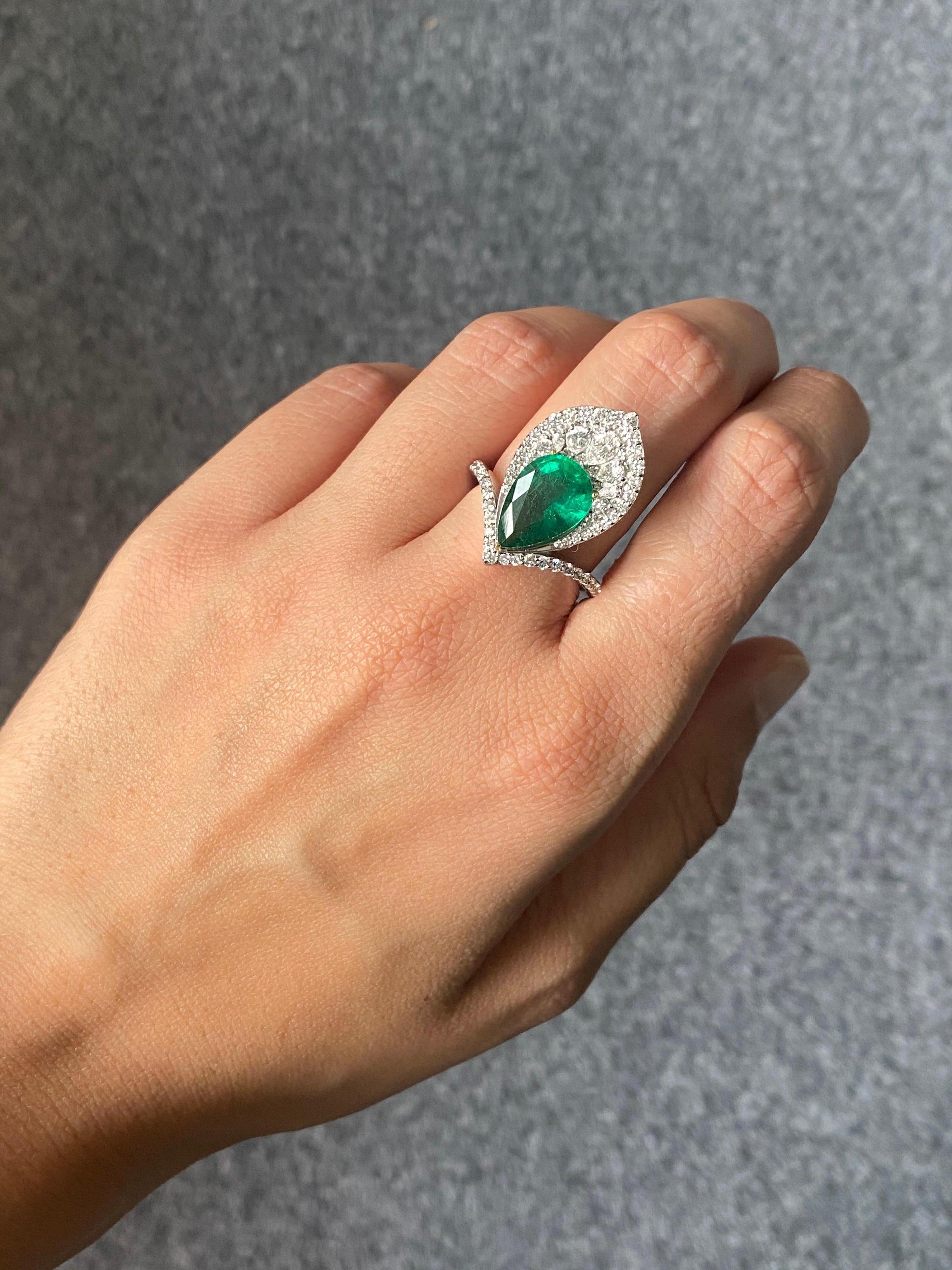 3,73 Karat birnenförmiger Smaragd- und Diamant-Cocktailring im Angebot 1