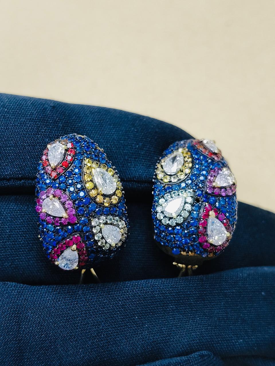 Fusi in oro a 18 carati, questi squisiti orecchini sono impreziositi da 3,73 carati di rubino multi zaffiro e 1,70 carati di diamanti scintillanti.

Segui la vetrina di Spectrum Jewels per vedere le ultime collezioni e i pezzi esclusivi. Spectrum