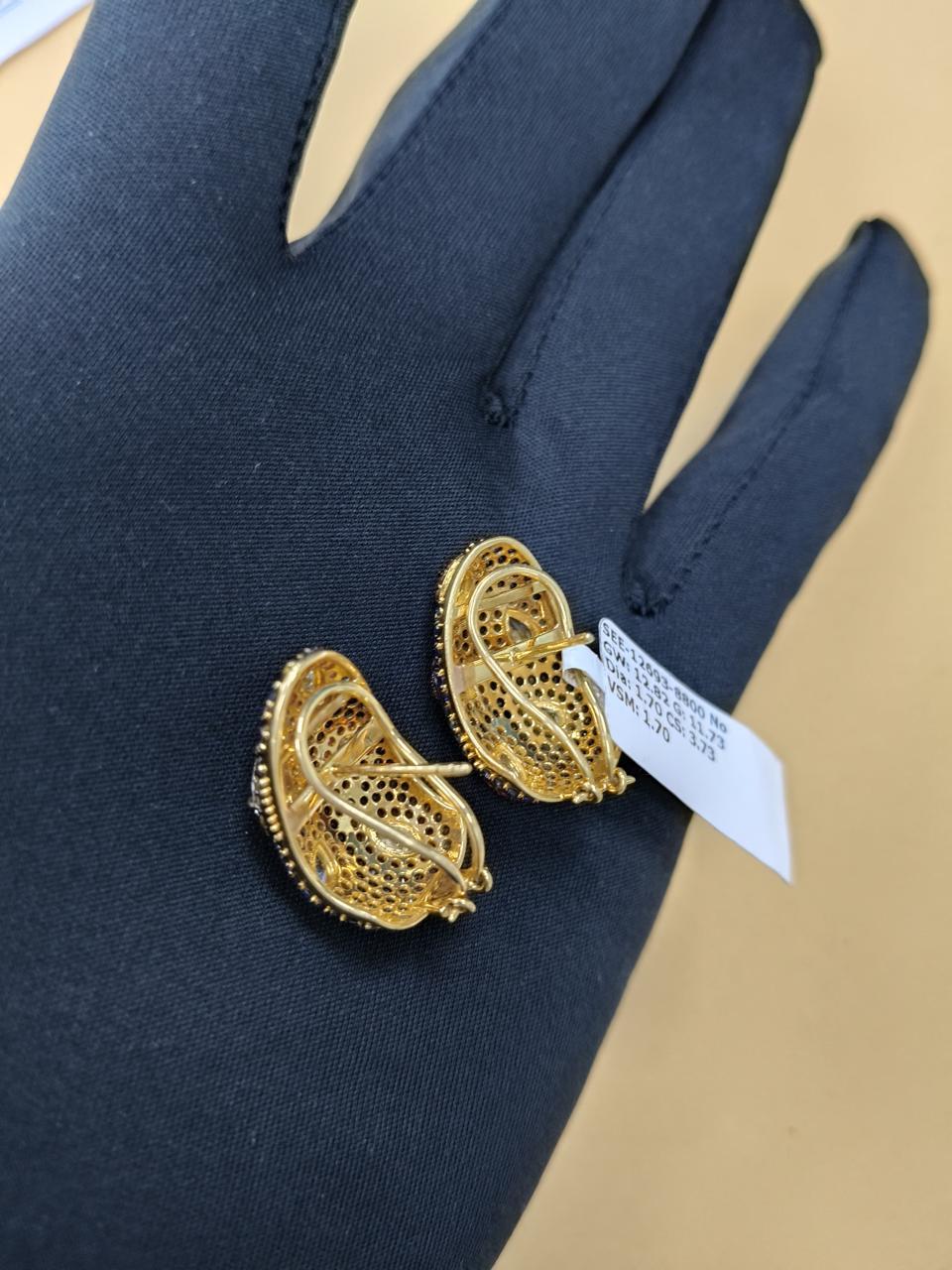 Orecchini con rubino e zaffiro da 3,73 carati e diamante da 1,70 carati in oro giallo da 18 carati In condizioni Nuovo in vendita a Diera, Dubai