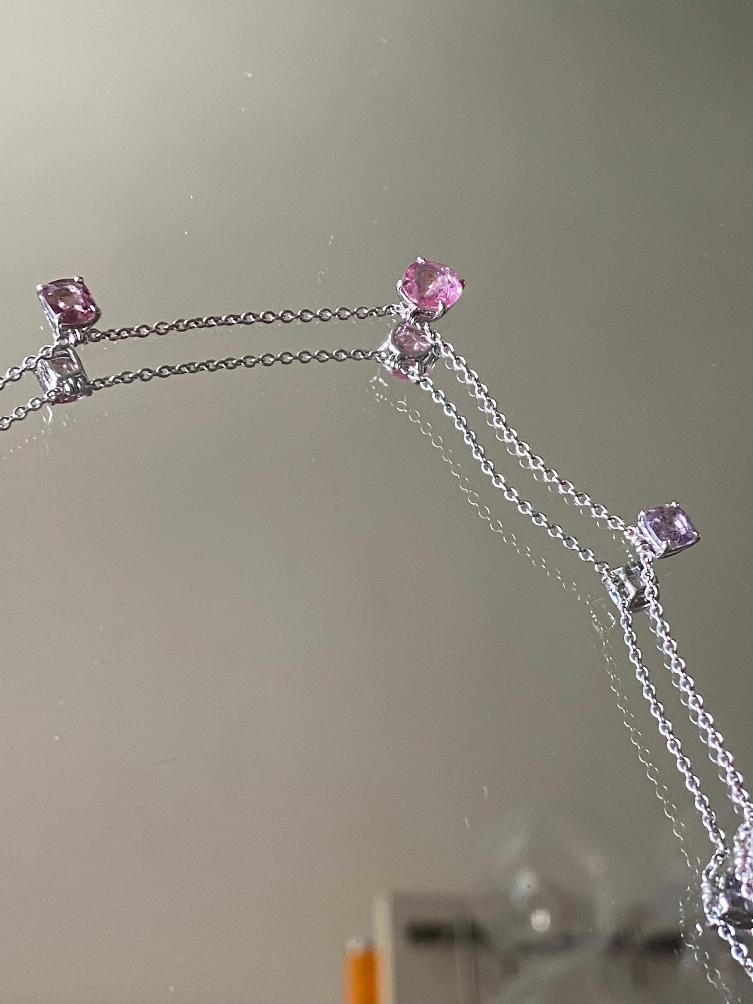 Was kann femininer sein als eine rosa Edelsteinkette? Hochwertige Edelsteine und tragbares, stilvolles Design sind die Priorität von ALPENGEM. Dieser zarte Spinell-Chocker ist ein anmutiges Kompliment für Ihren Hals. Der Spinell ist ein sehr