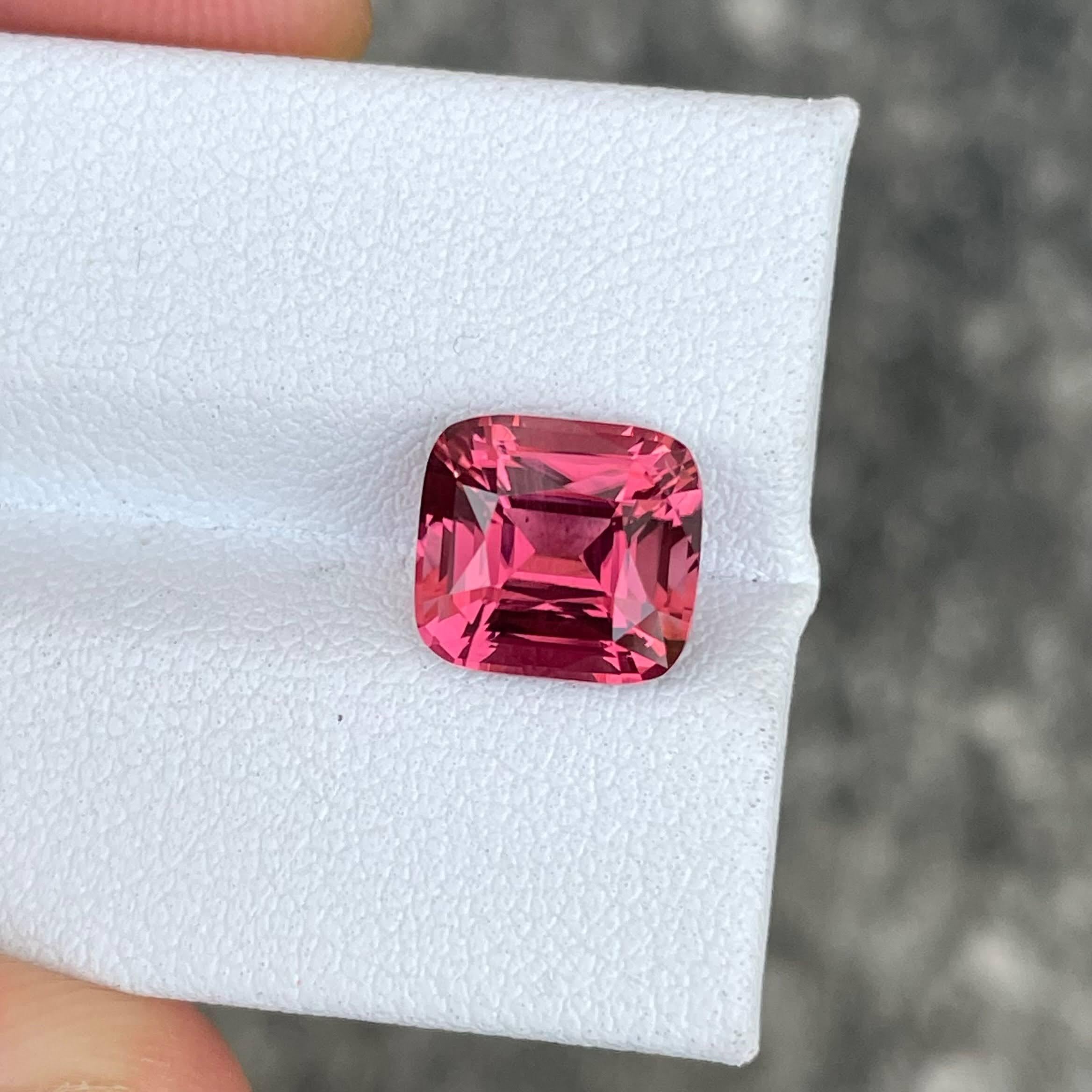 Peso 3,73 carati 
Dimensioni 9,5x8,8x6,3 mm
Trattamento nessuno 
Origine Afghanistan 
Chiarezza VVS 
Forma del cuscino 
Tagliare un cuscino di fantasia 



Questa tormalina rosa Bubblegum da 3,73 carati è una splendida gemma dal taglio a cuscino