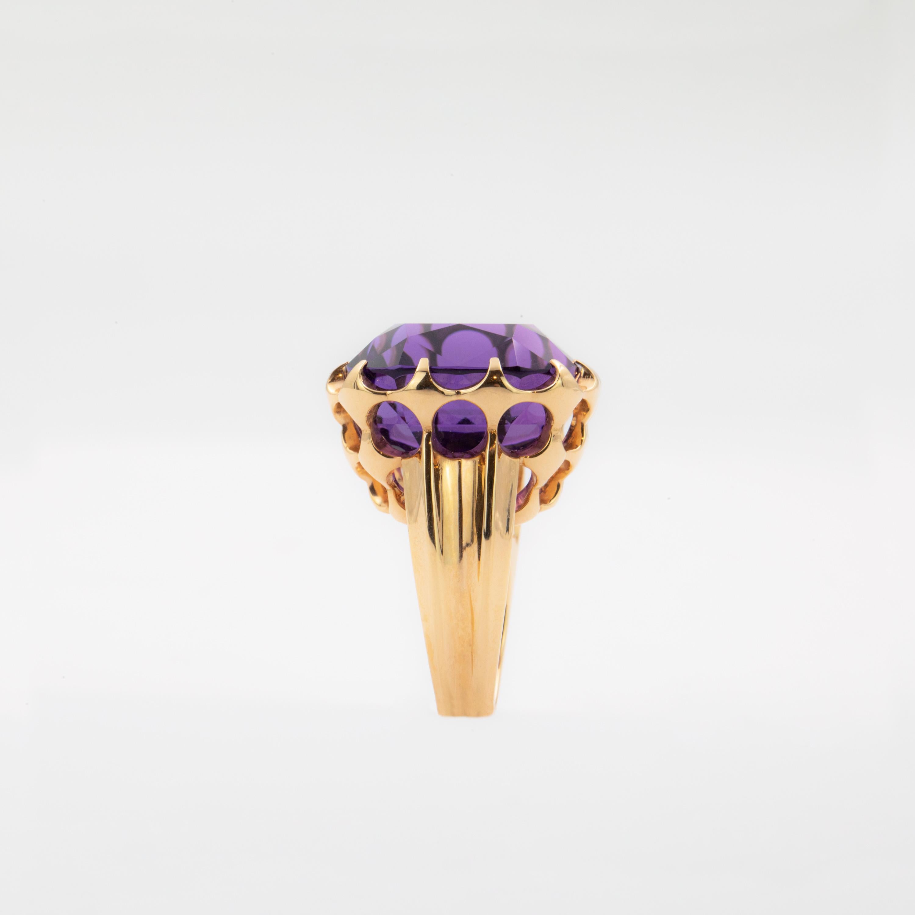 The 18 karat pink gold setting conveys an architectural structure. Its porous surface allows the light to reflect on multiple surfaces, enabling the 37.38 carat cushion-cut Amethyst from Brazil to unfold its true, vivid purple colour. The