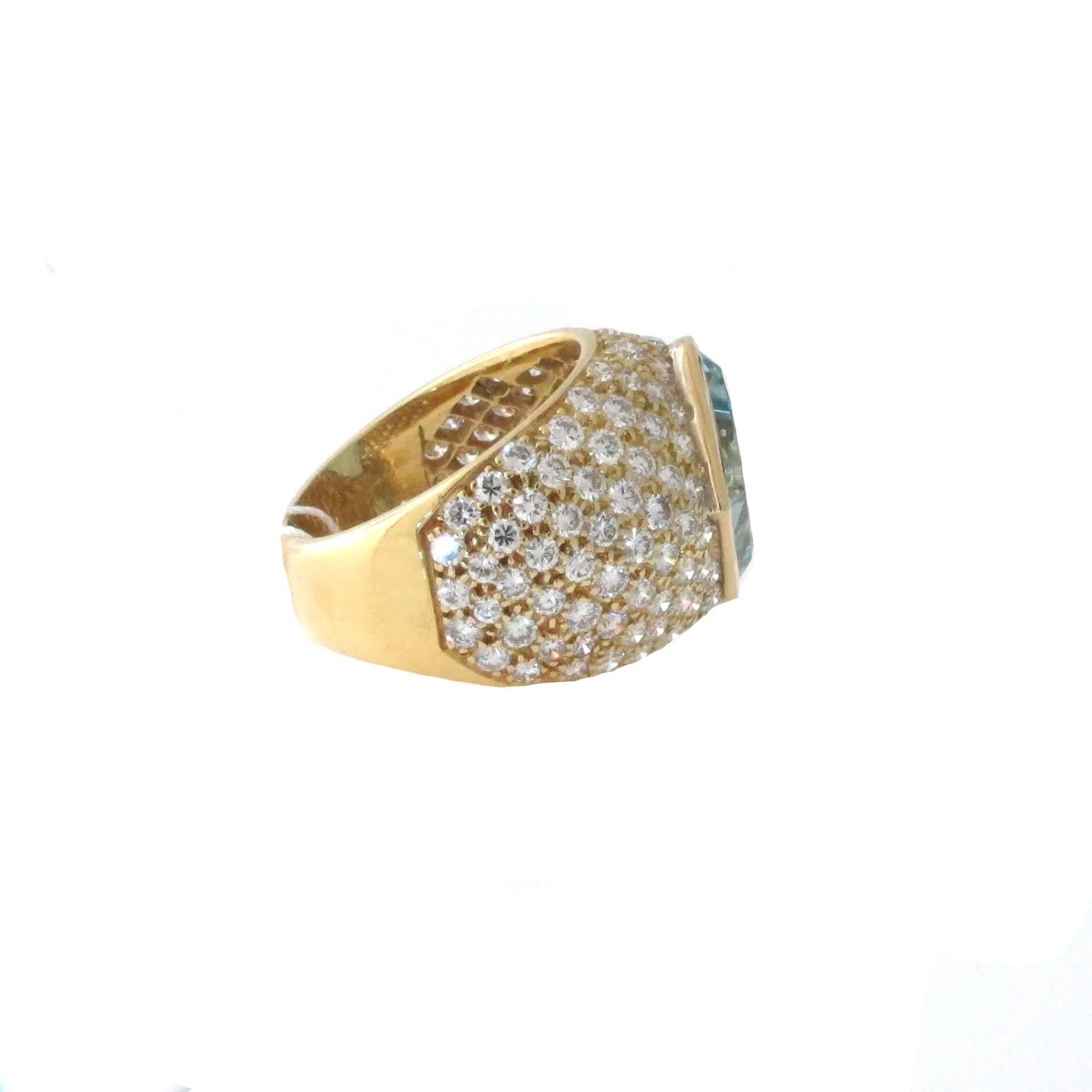 Modern 3.74 Carat Aquamarine and Diamond Ring Set in 18 Karat Yellow Gold