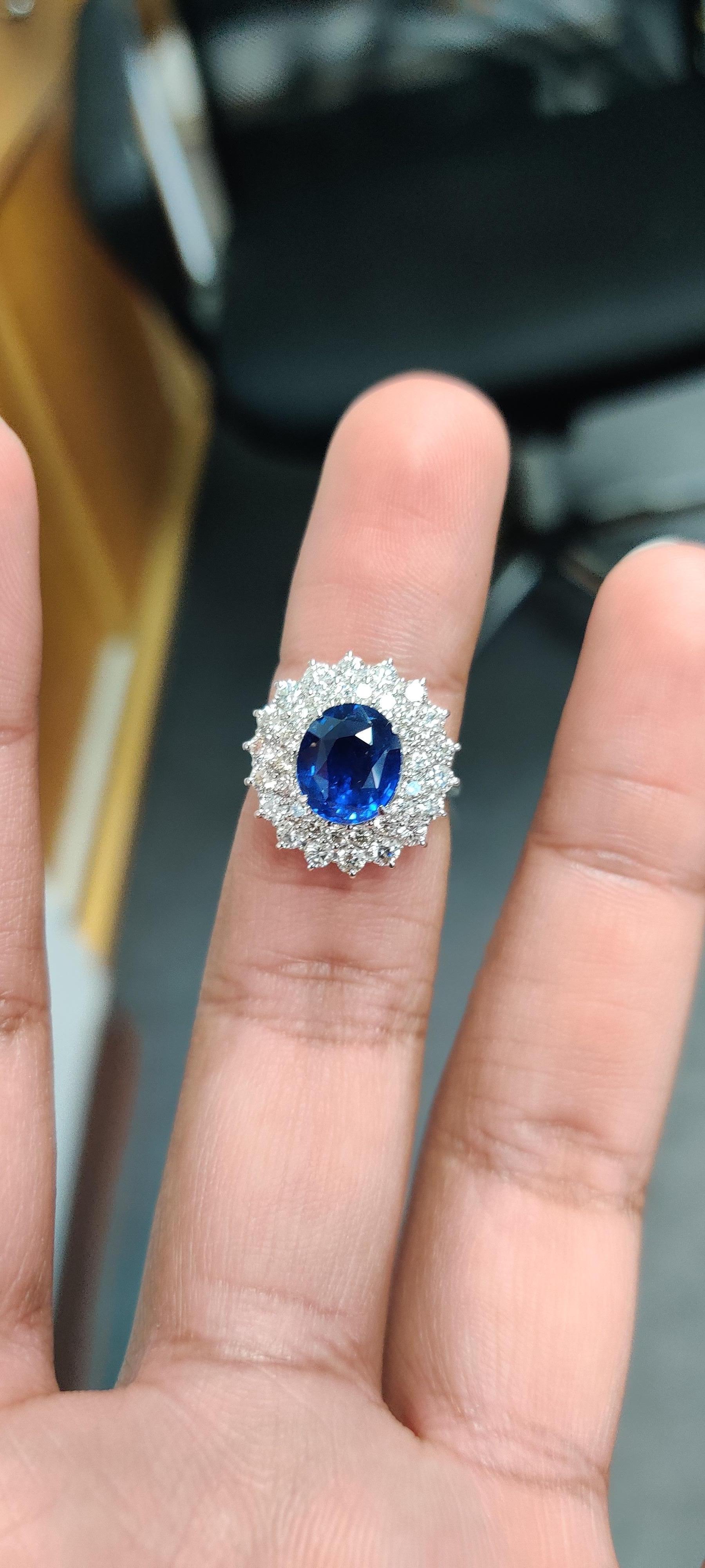 3.74 Carat Sri Lanka Blue Sapphire Diamond Ring in 18K Gold In New Condition For Sale In Bangkok, TH