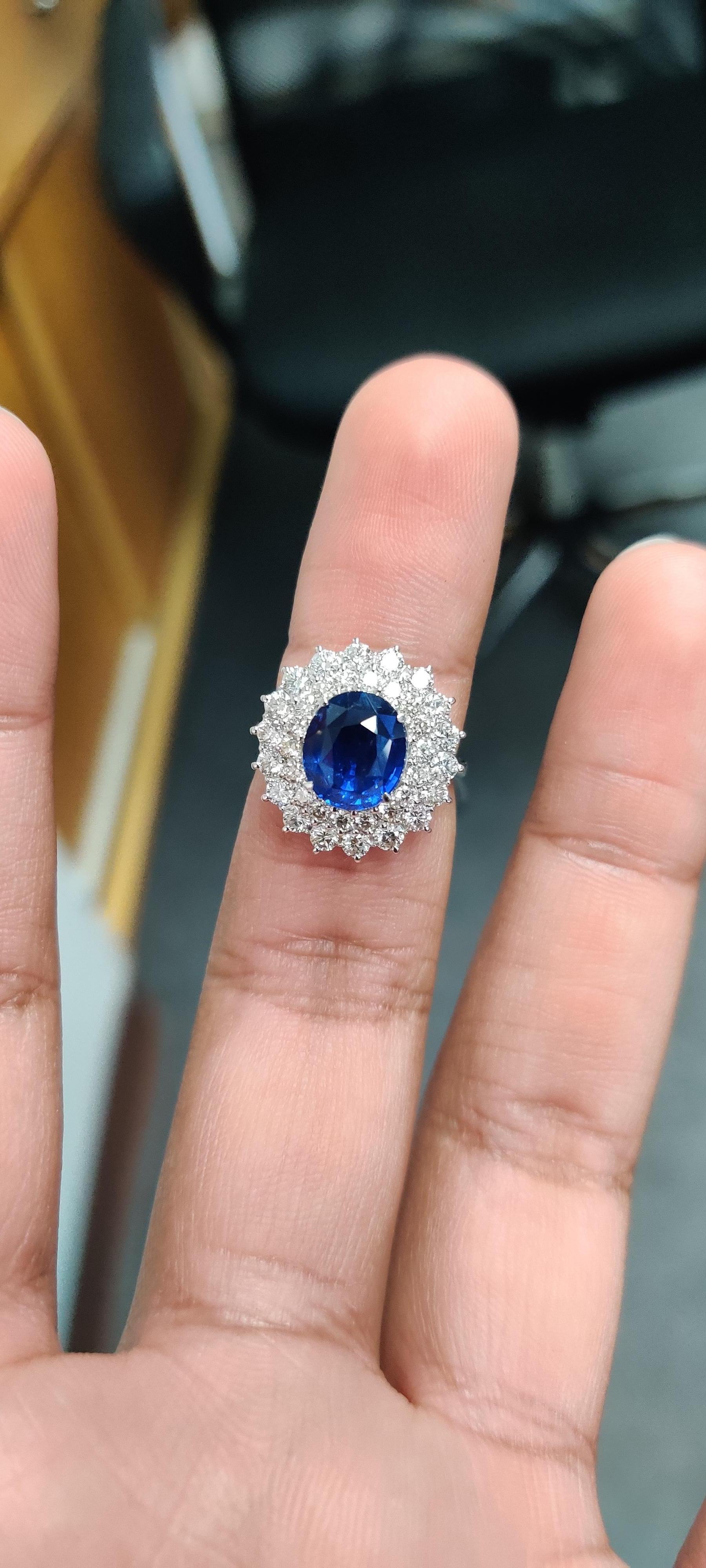 Women's or Men's 3.74 Carat Sri Lanka Blue Sapphire Diamond Ring in 18K Gold For Sale