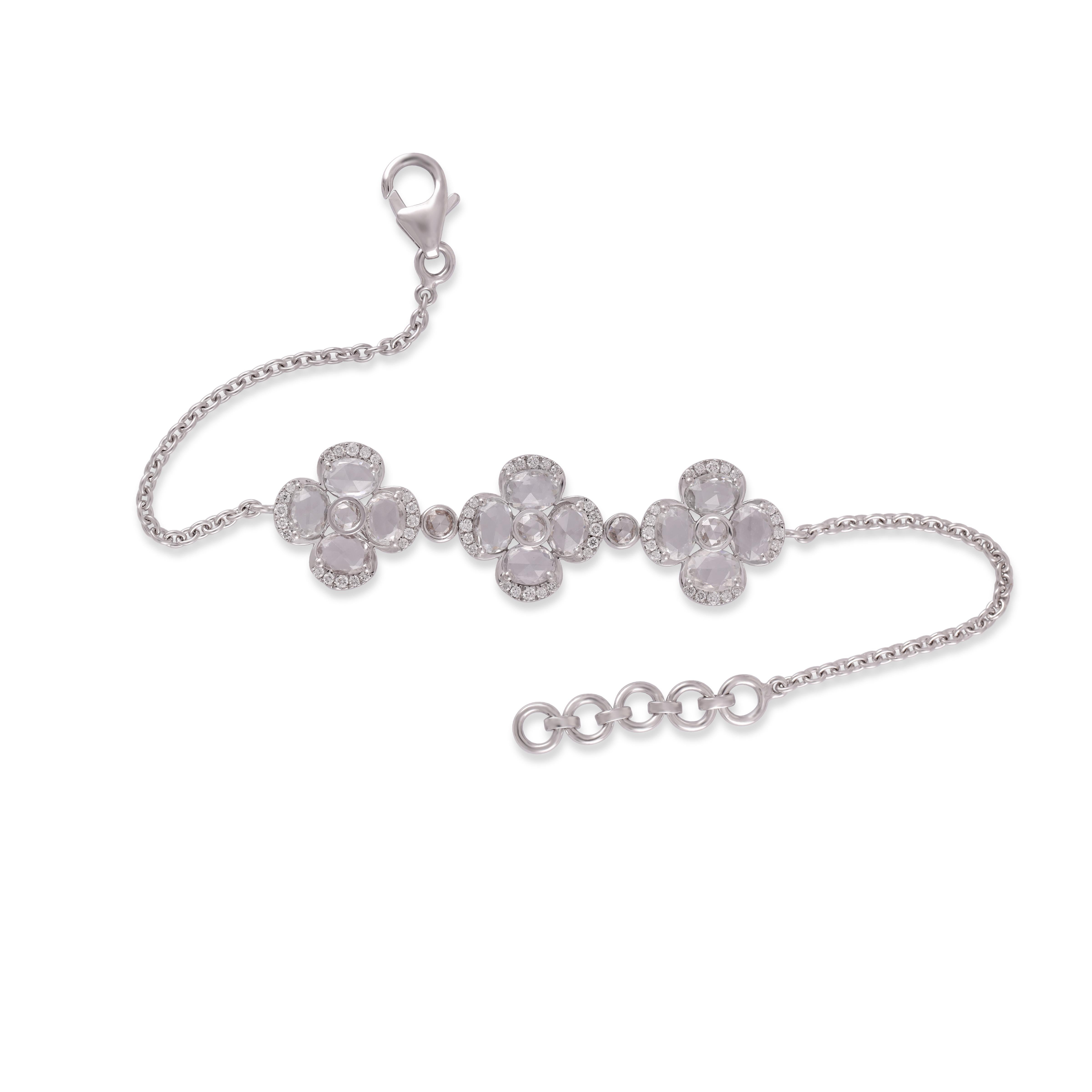 Taille ovale Bracelet jonc en or blanc 18 carats avec saphir blanc de 3,74 carats et diamants en vente