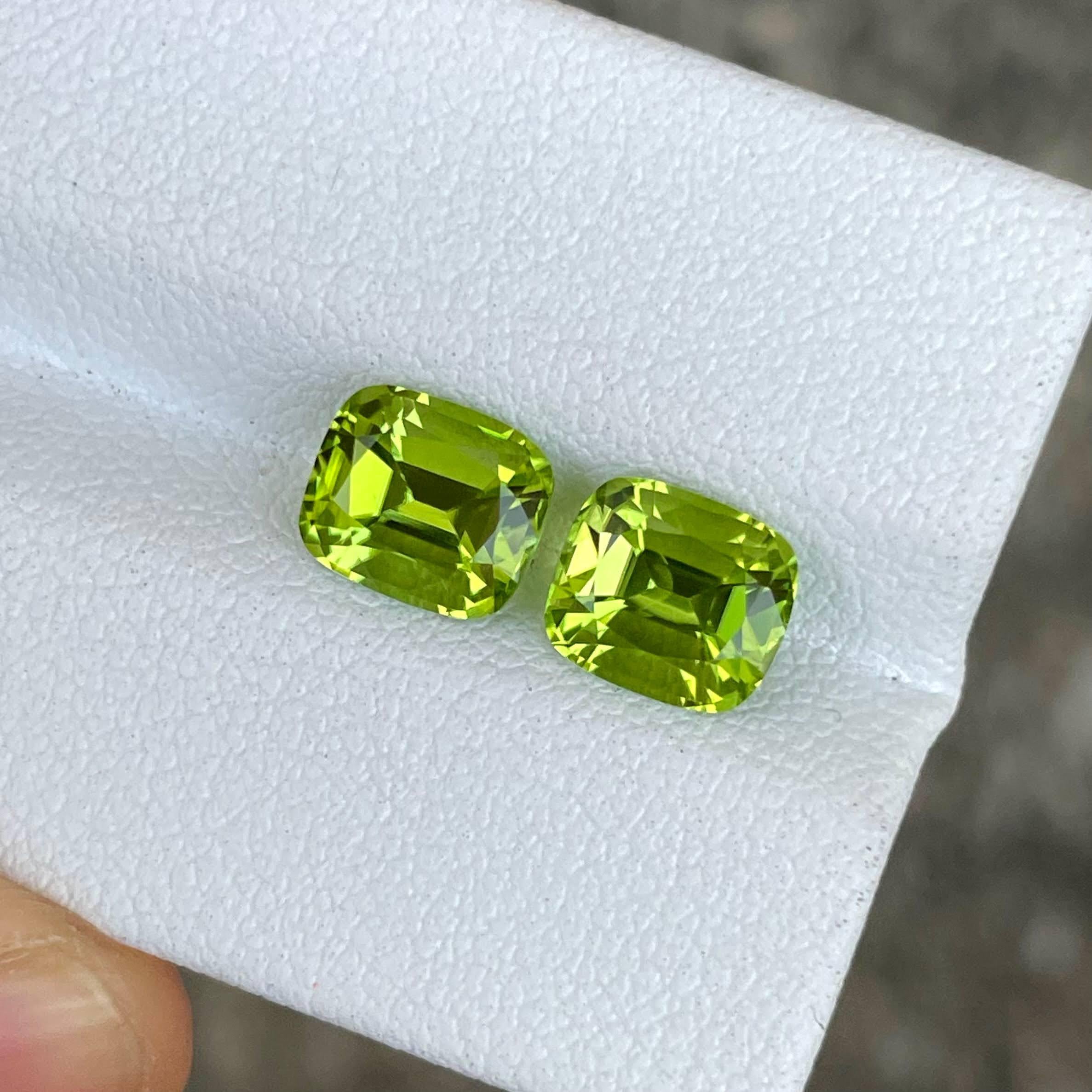 Peso 3,74 quilates 
Dimensiones 7,5x6,5x5,0 mm
Tratamiento ninguno 
Origen Pakistán 
Claridad VVS 
Cojín de forma 
Cortar cojín de fantasía 


Este impresionante par de gemas de Peridoto natural de talla cojín tiene un peso total de 3.74 quilates, y