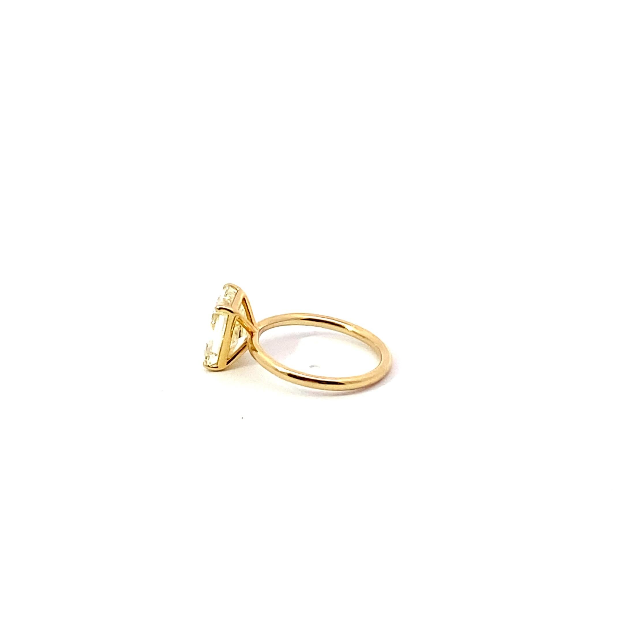 3.74 Ct Radiant Cut Fancy Light Yellow Diamond, VVS-1 18 Karat Yellow Gold Ring In Excellent Condition For Sale In Palm Desert, CA