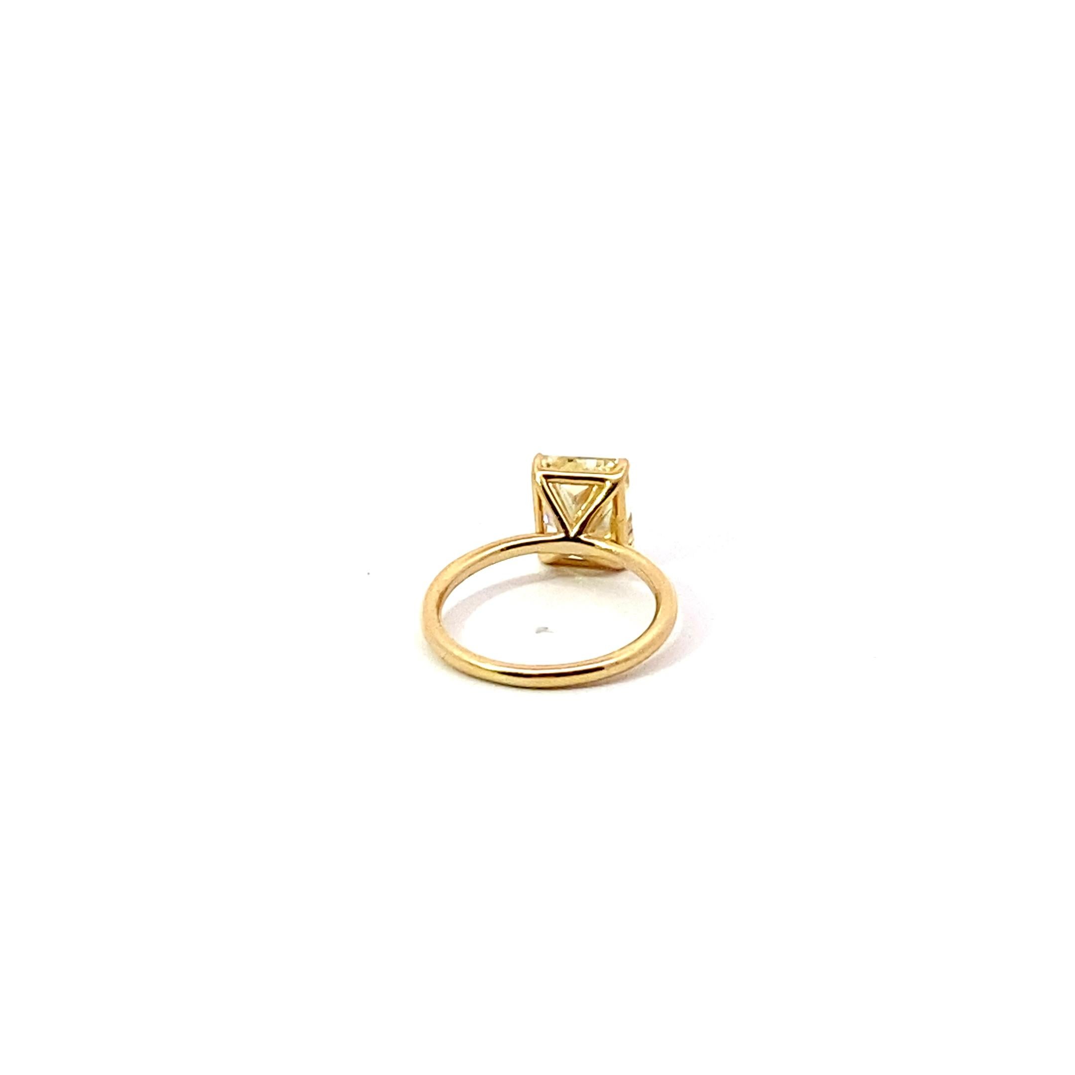 Women's or Men's 3.74 Ct Radiant Cut Fancy Light Yellow Diamond, VVS-1 18 Karat Yellow Gold Ring For Sale