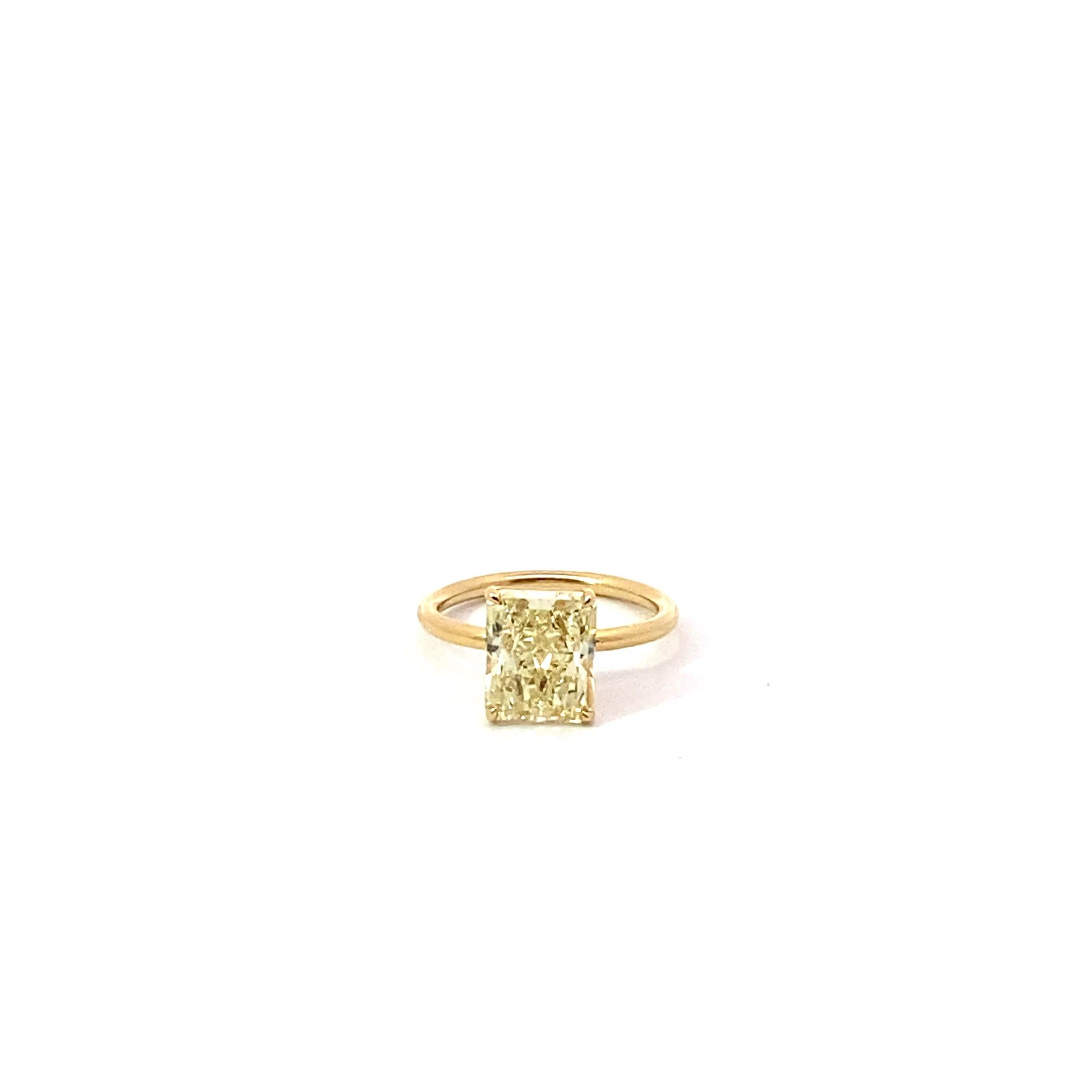 3.74 Ct Radiant Cut Fancy Light Yellow Diamond, VVS-1 18 Karat Yellow Gold Ring For Sale 1