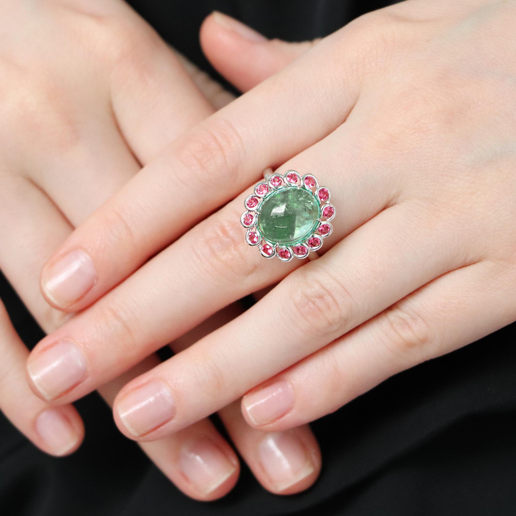 3.74 Ct Russian Emerald Cabochon and Spinel 18K Gold Ring In New Condition For Sale In Bangkok, TH