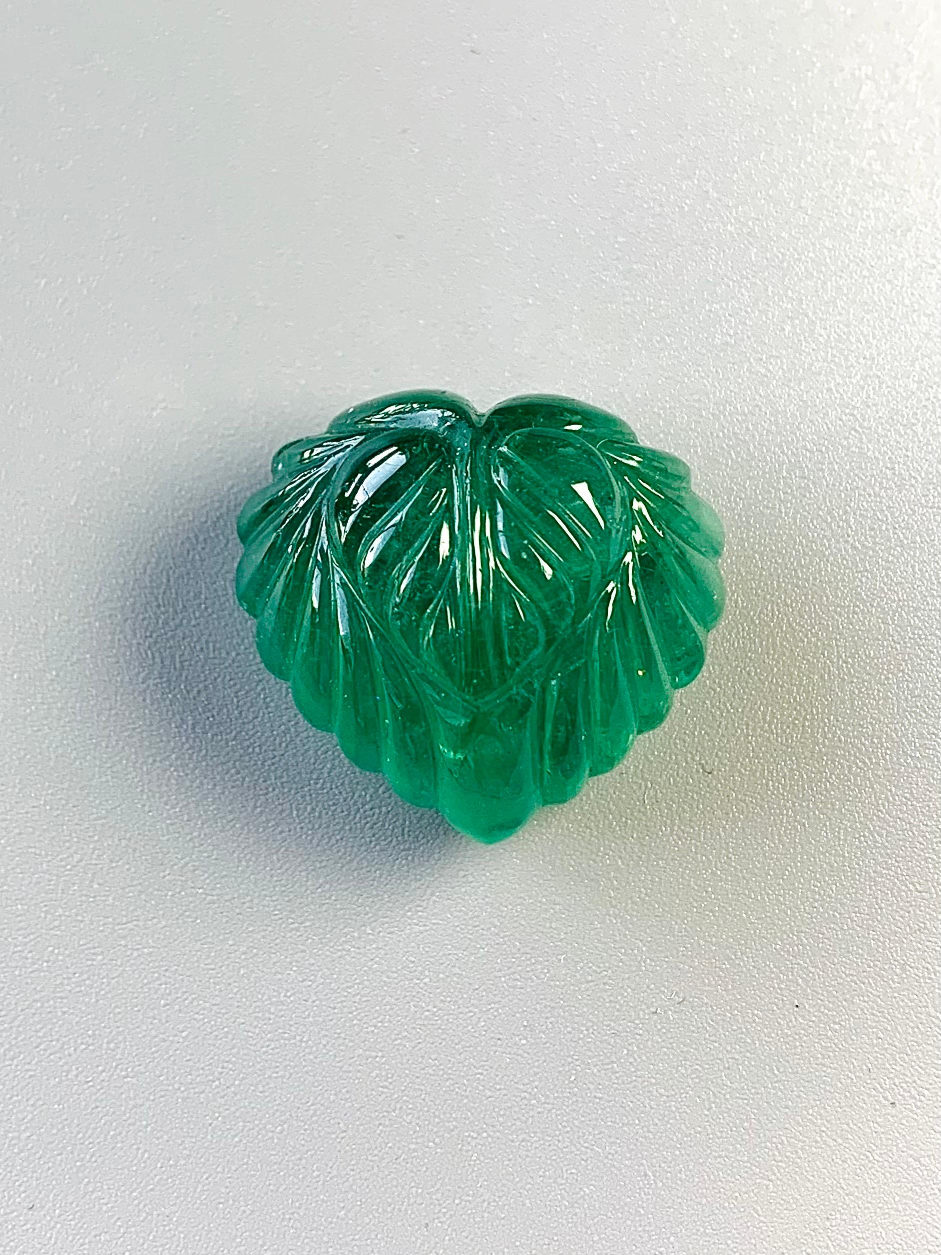 37.44 Ct Guild Zertifikat Natürlicher Smaragd Schnitzerei Intensive grüne Farbe (Herzschliff) im Angebot