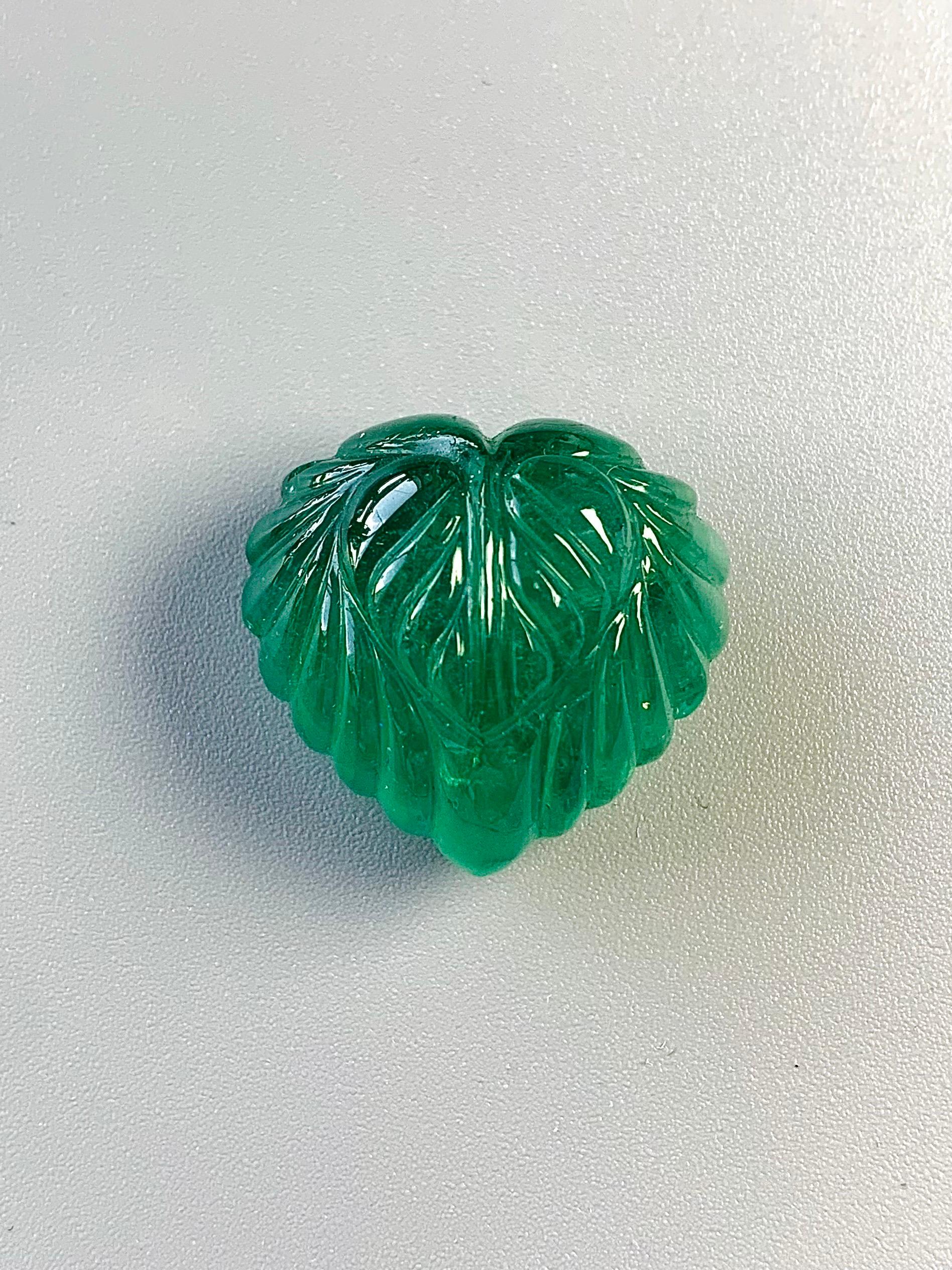 37.44 Ct Guild Zertifikat Natürlicher Smaragd Schnitzerei Intensive grüne Farbe im Zustand „Neu“ im Angebot in bangkok, TH