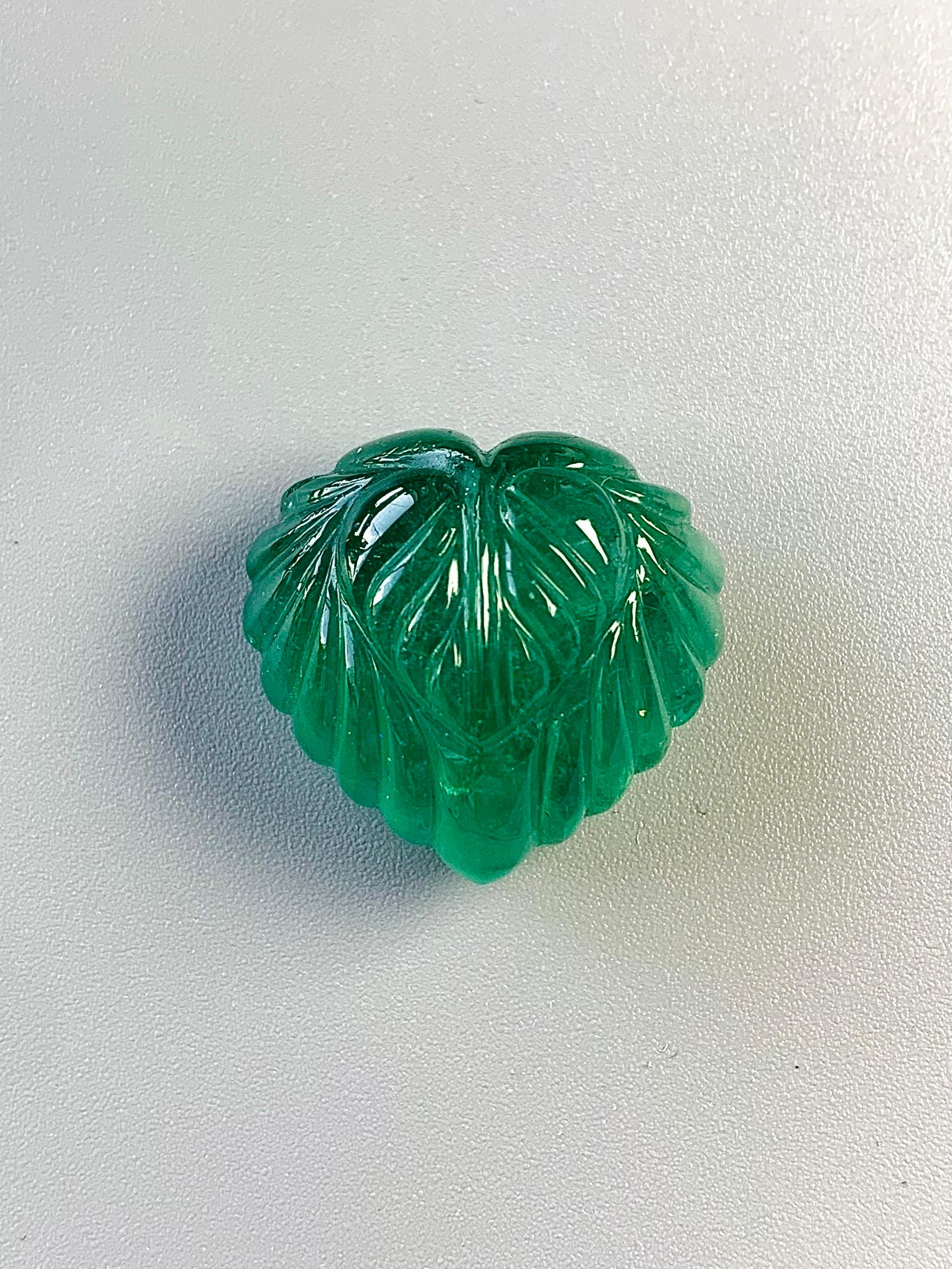 37.44 Ct Guild Zertifikat Natürlicher Smaragd Schnitzerei Intensive grüne Farbe für Damen oder Herren im Angebot