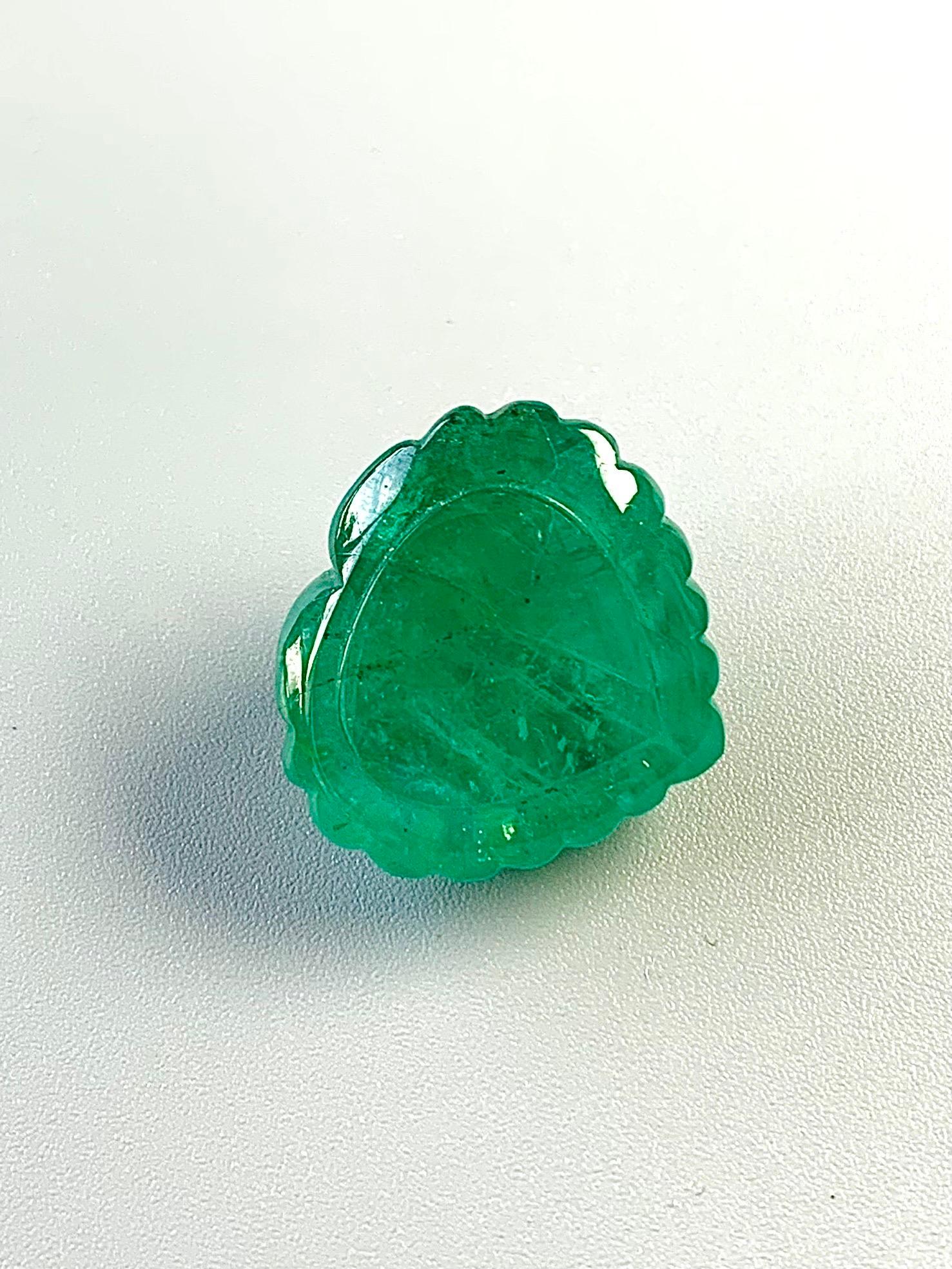 37.44 Ct Guild Zertifikat Natürlicher Smaragd Schnitzerei Intensive grüne Farbe im Angebot 1