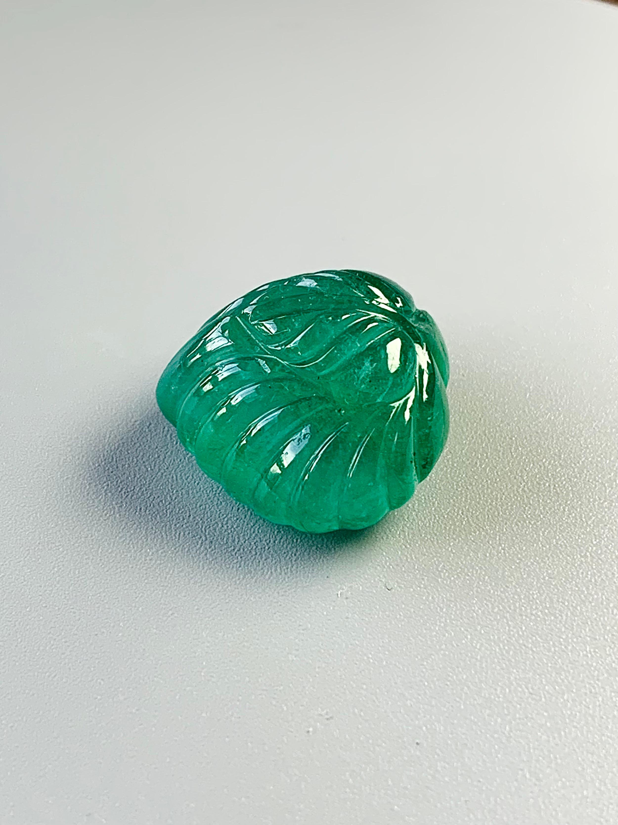 37.44 Ct Guild Zertifikat Natürlicher Smaragd Schnitzerei Intensive grüne Farbe im Angebot 2
