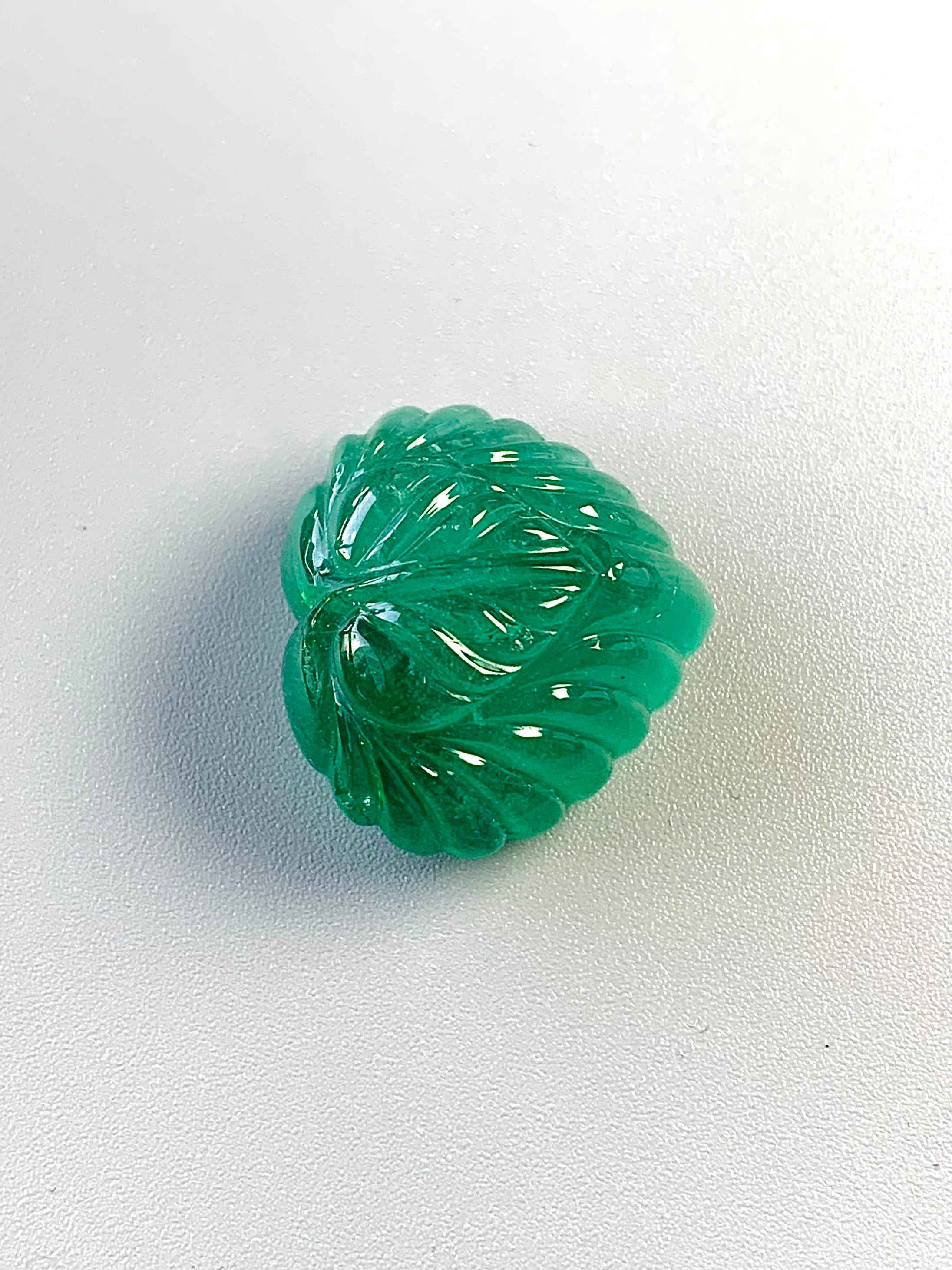 37.44 Ct Guild Zertifikat Natürlicher Smaragd Schnitzerei Intensive grüne Farbe im Angebot 3