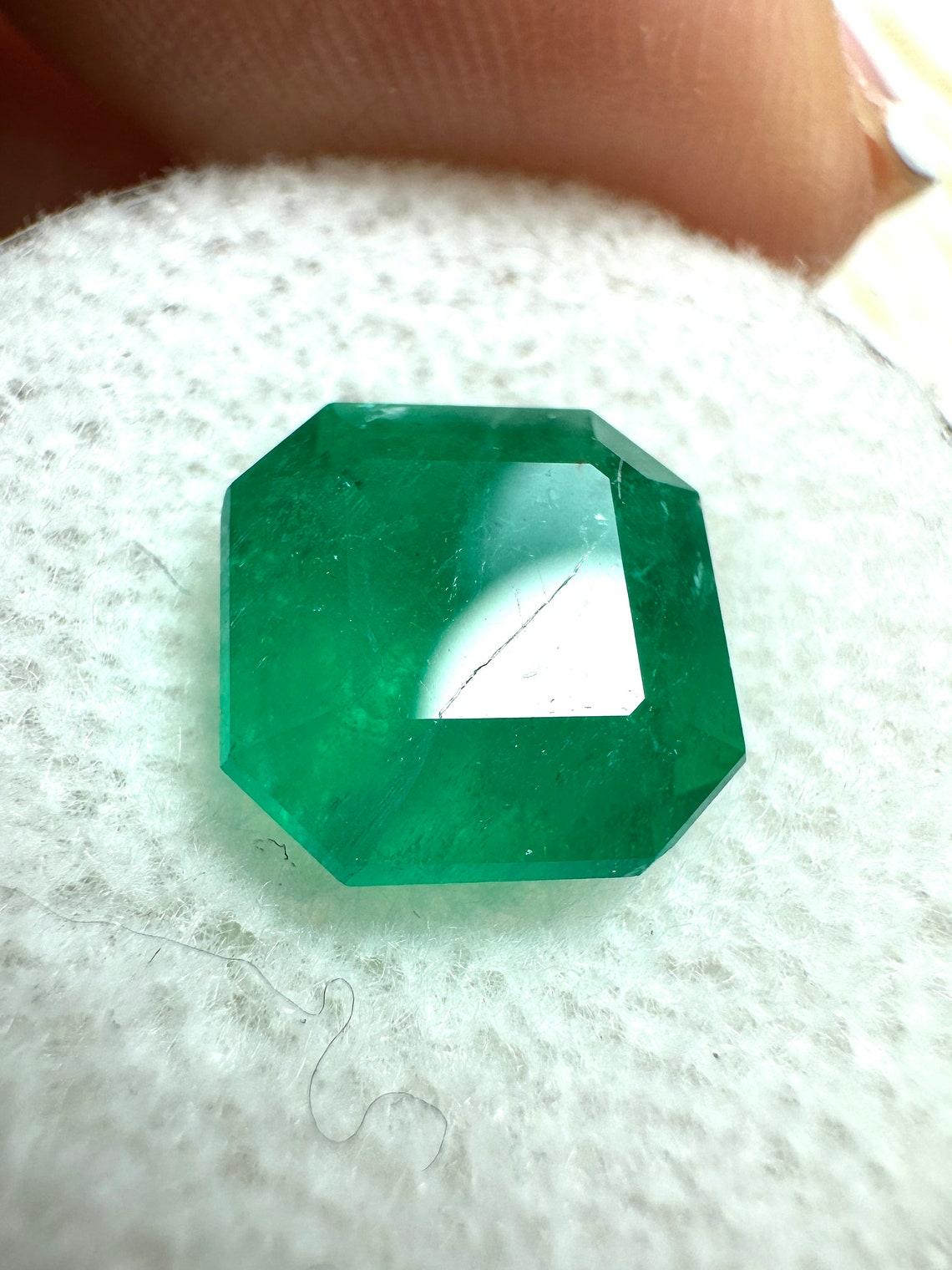 Pierre : Émeraude
Poids : 3,74 carats
Forme : Coupe Asscher
Clarté : Semi-Transparent
Lustre : Très bon
Couleur : Vert foncé
Dimensions : 9,62 mm x 9,24 mm x 6,65 mm
Origine géographique : Colombie
Traitement : Naturel, huilé

Commentaires : En