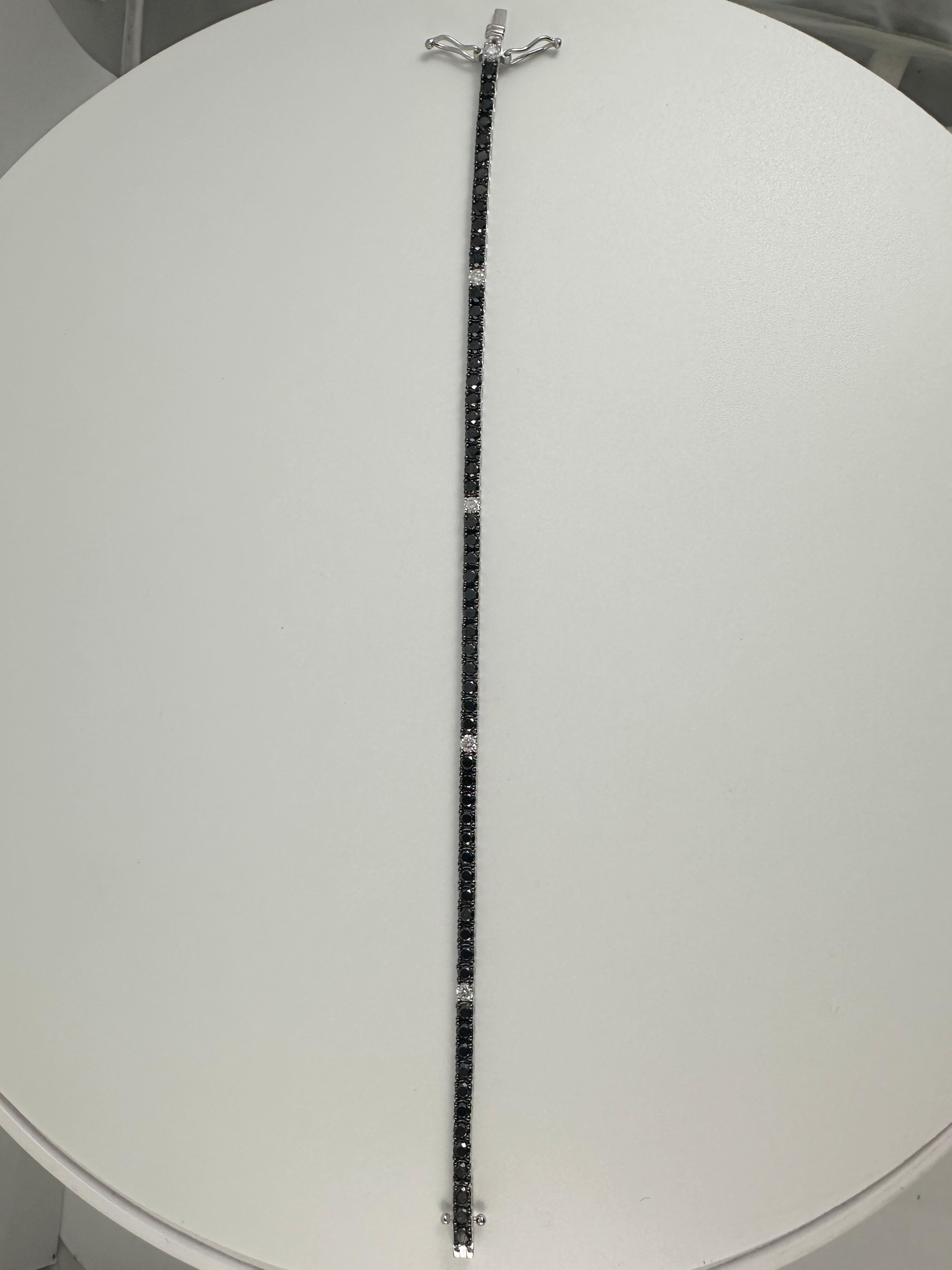 Bracciale tennis con diamanti bianchi e neri da 3,75 carati in oro bianco 14 carati in vendita 1