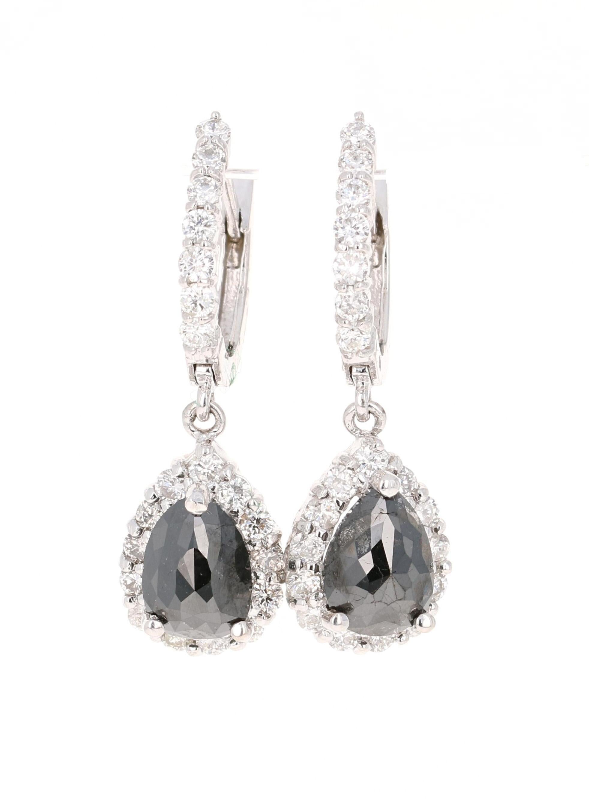 
Boucles d'oreilles pendantes en or blanc avec diamant noir de 3.75 carats

Ces beautés comportent 2 diamants noirs de taille poire pesant 2,54 carats et 40 diamants de taille ronde pesant 1,21 carats. Le poids total en carats des boucles d'oreilles