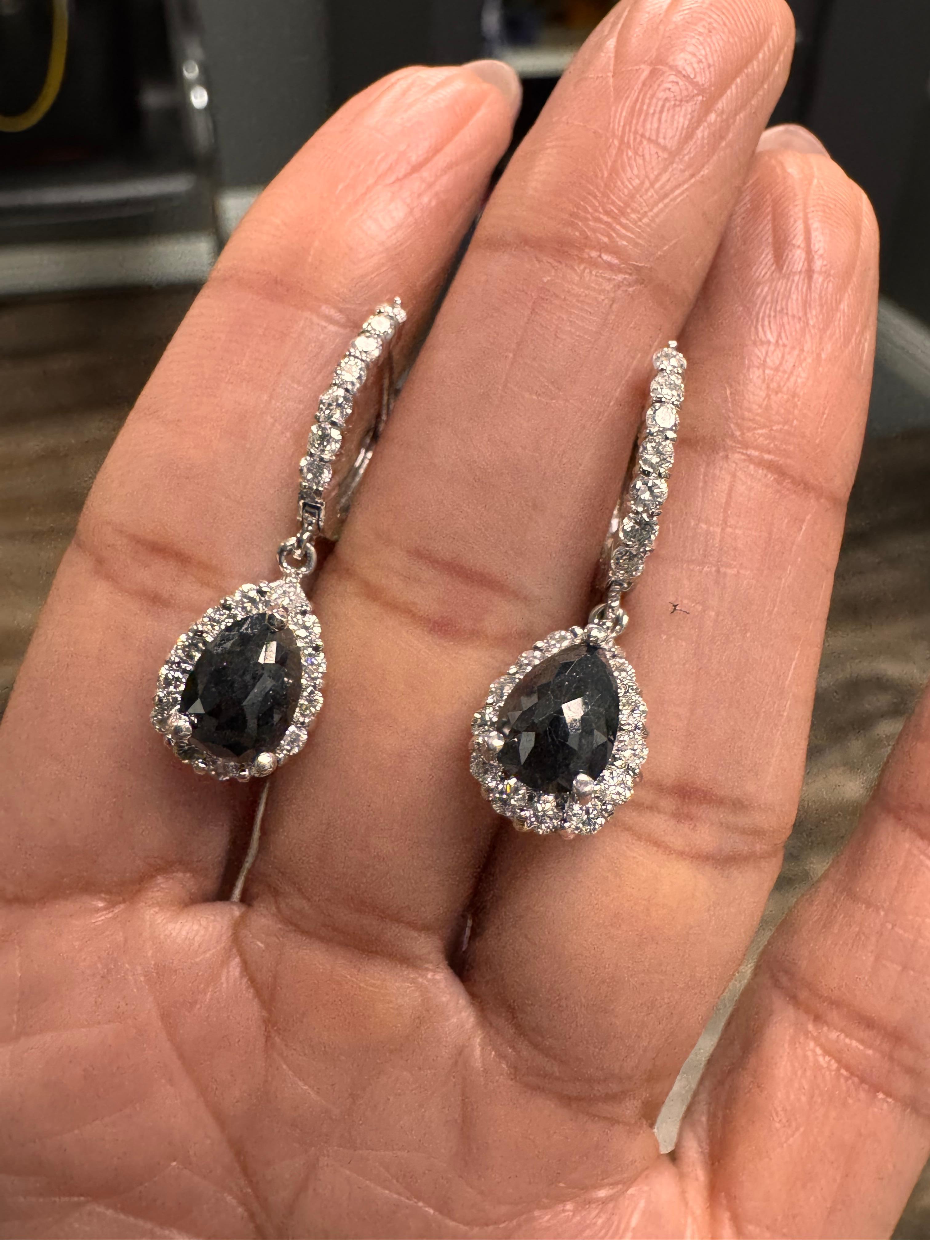 Boucles d'oreilles pendantes en or blanc avec diamant noir de 3.75 carats Pour femmes en vente