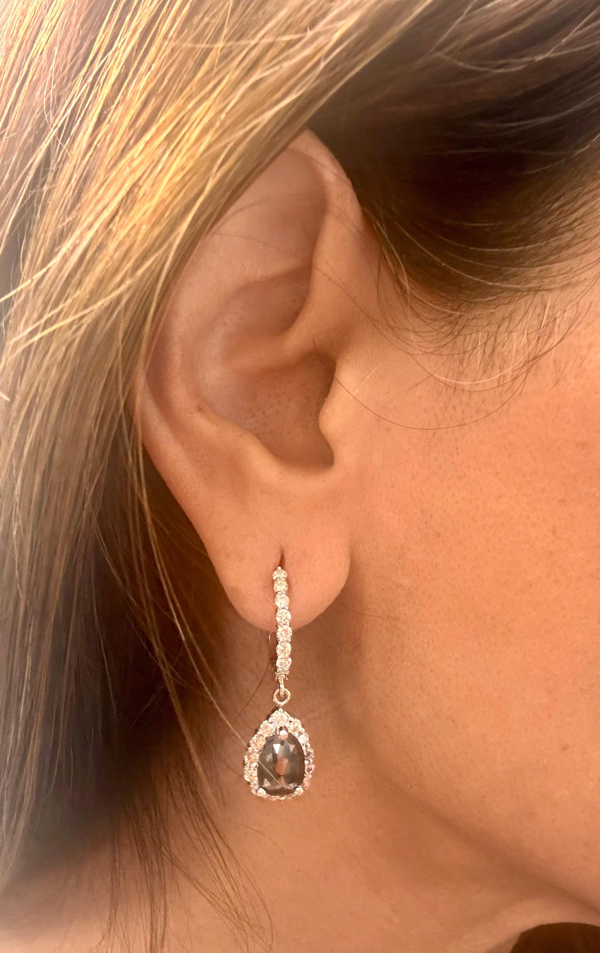 Boucles d'oreilles pendantes en or blanc avec diamant noir de 3.75 carats en vente 1