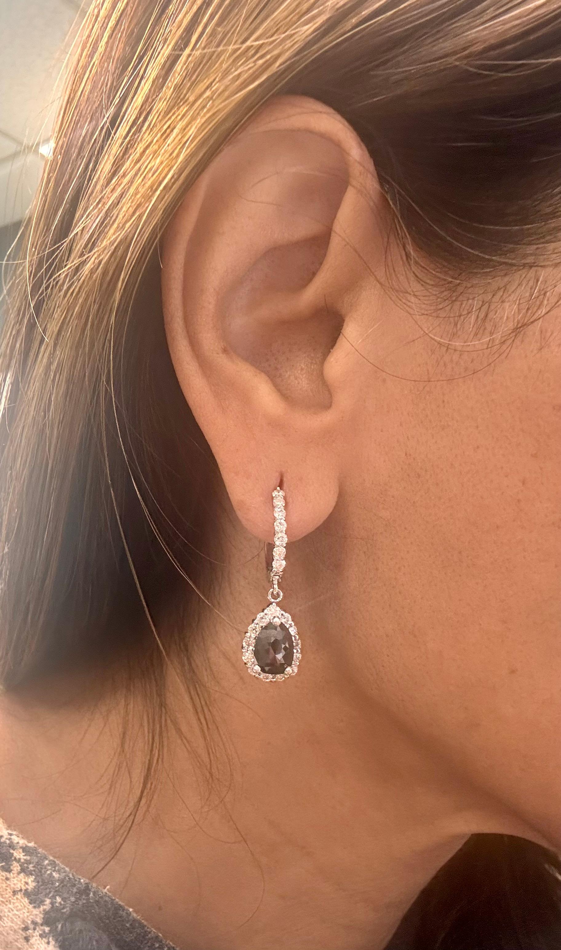 Boucles d'oreilles pendantes en or blanc avec diamant noir de 3.75 carats en vente 2