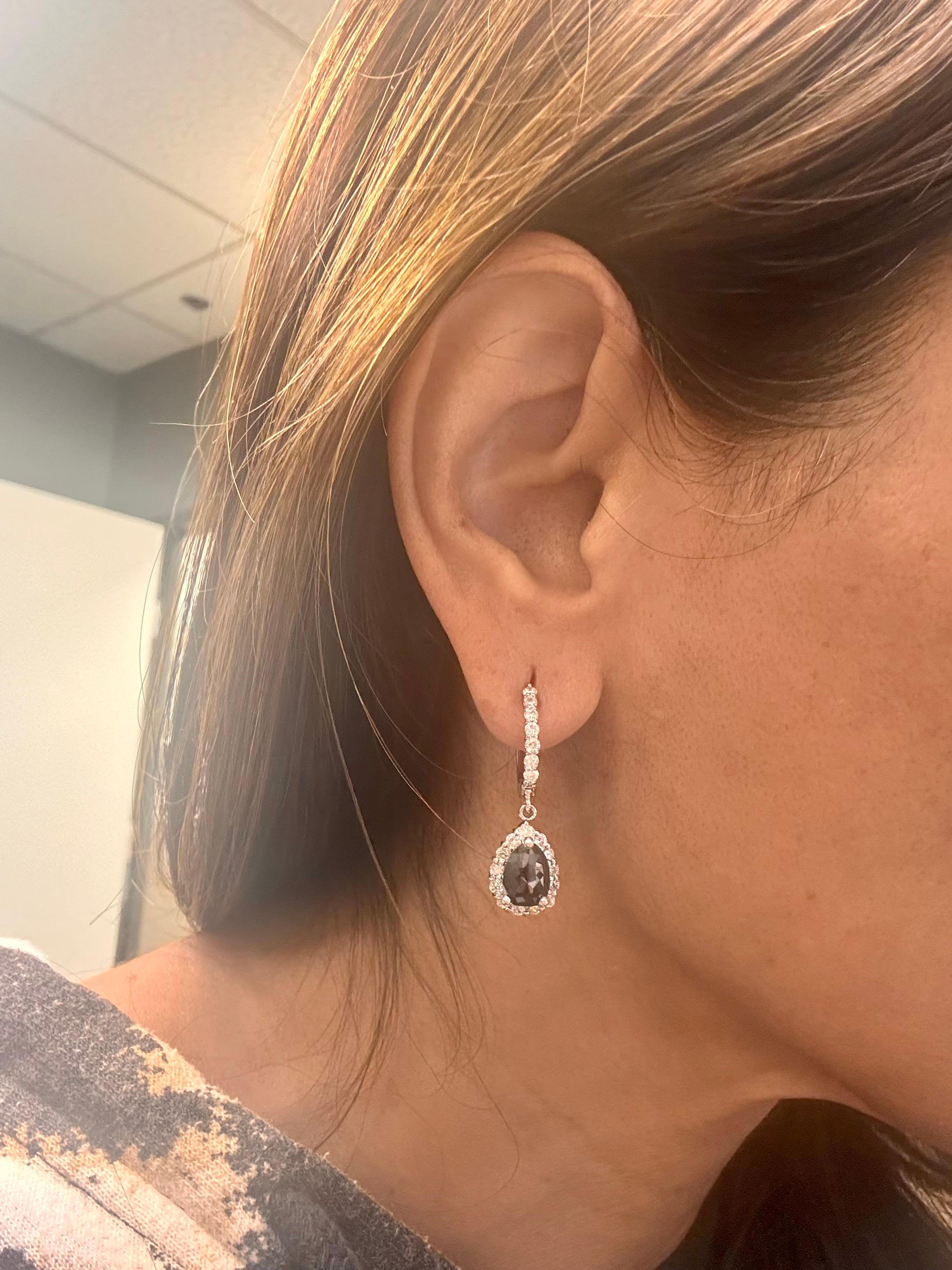 Boucles d'oreilles pendantes en or blanc avec diamant noir de 3.75 carats en vente 3