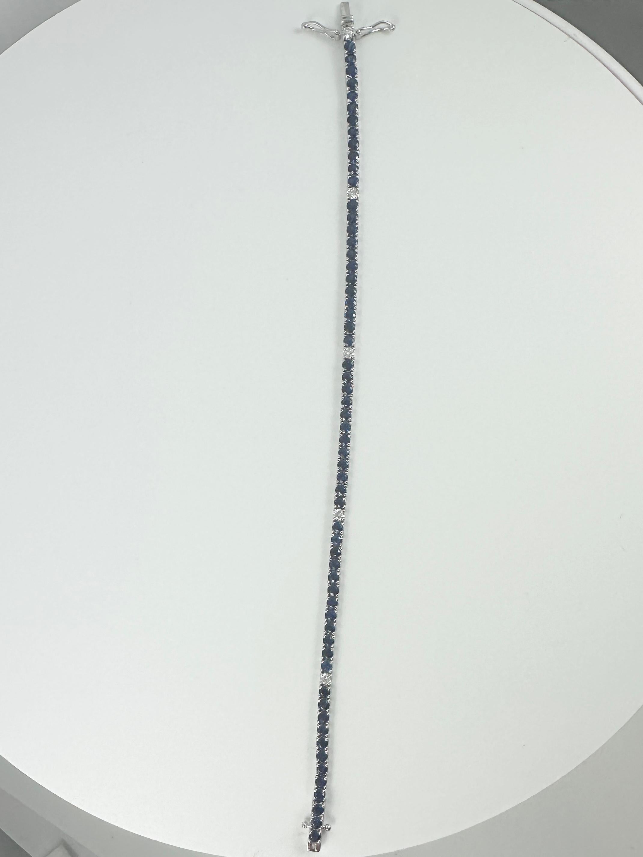 Contemporaneo Bracciale Tennis con zaffiro blu e diamanti da 3,75 carati in oro bianco 14K in vendita