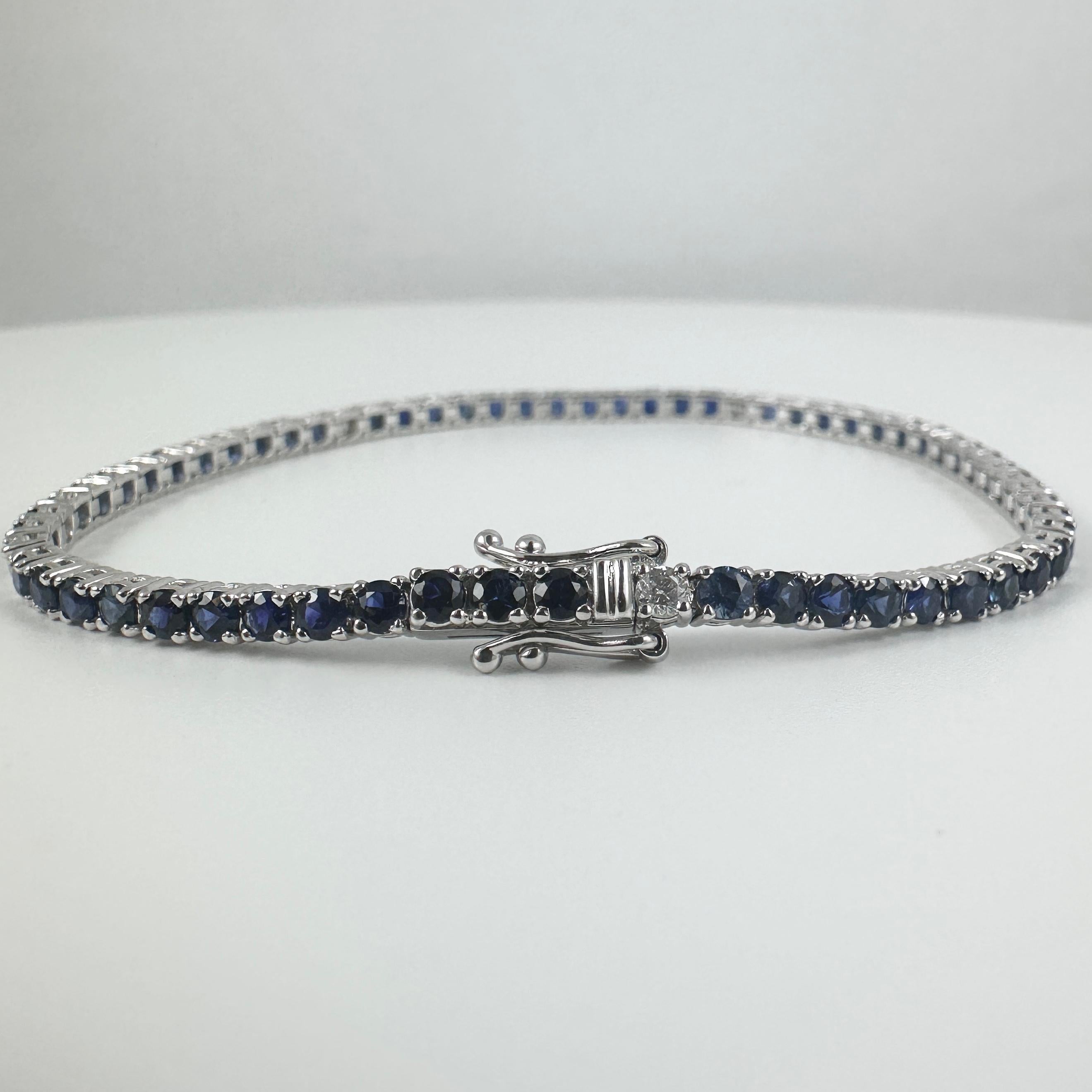 Taglio rotondo Bracciale Tennis con zaffiro blu e diamanti da 3,75 carati in oro bianco 14K in vendita