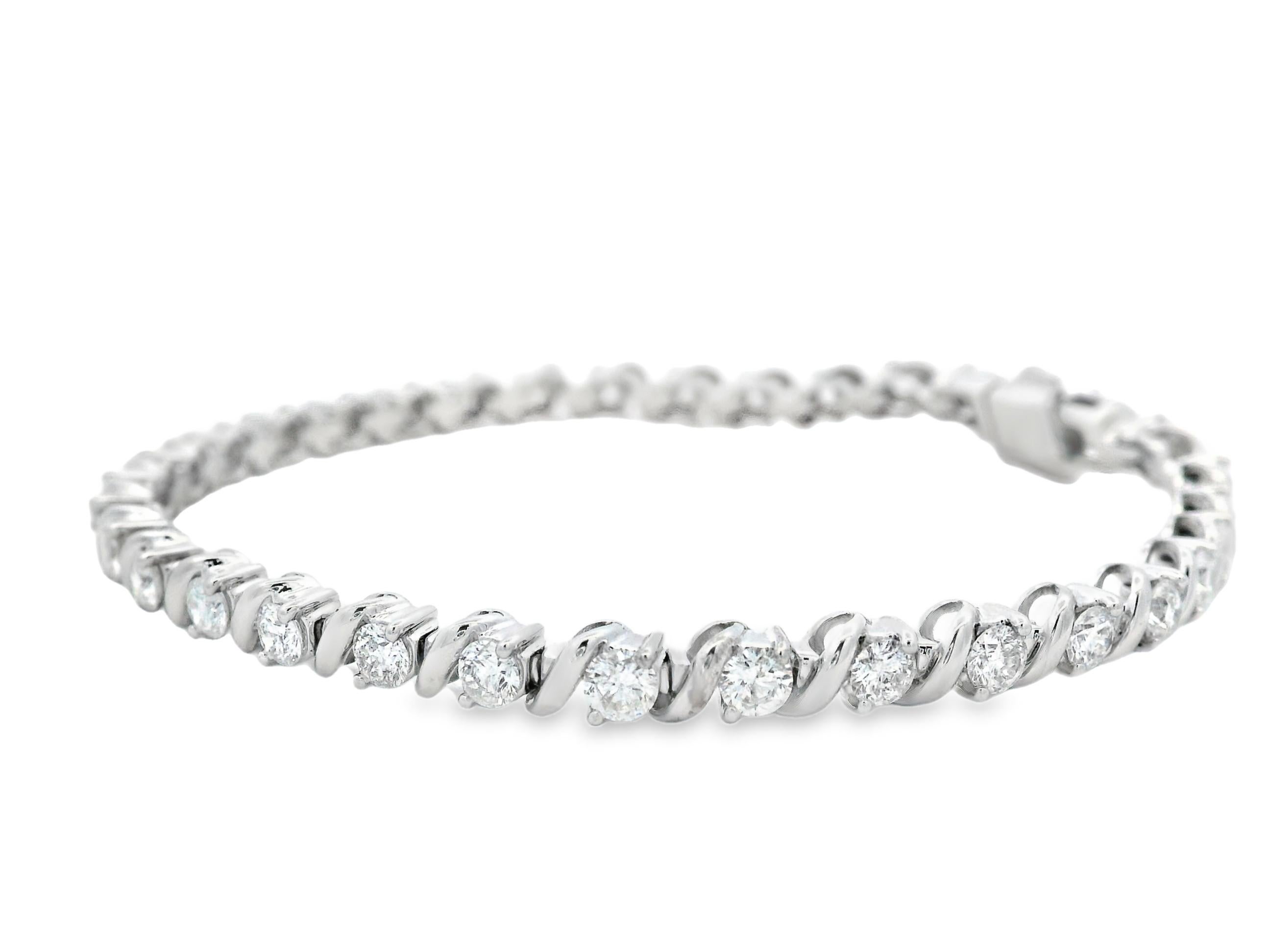 Questo elegante bracciale tennis con diamanti presenta 3,75 carati di diamanti rotondi con taglio a brillante, ognuno dei quali è incastonato in un classico anello a spirale in oro bianco 14K lucido. Con una lunghezza di 7 pollici e un peso di 11,51