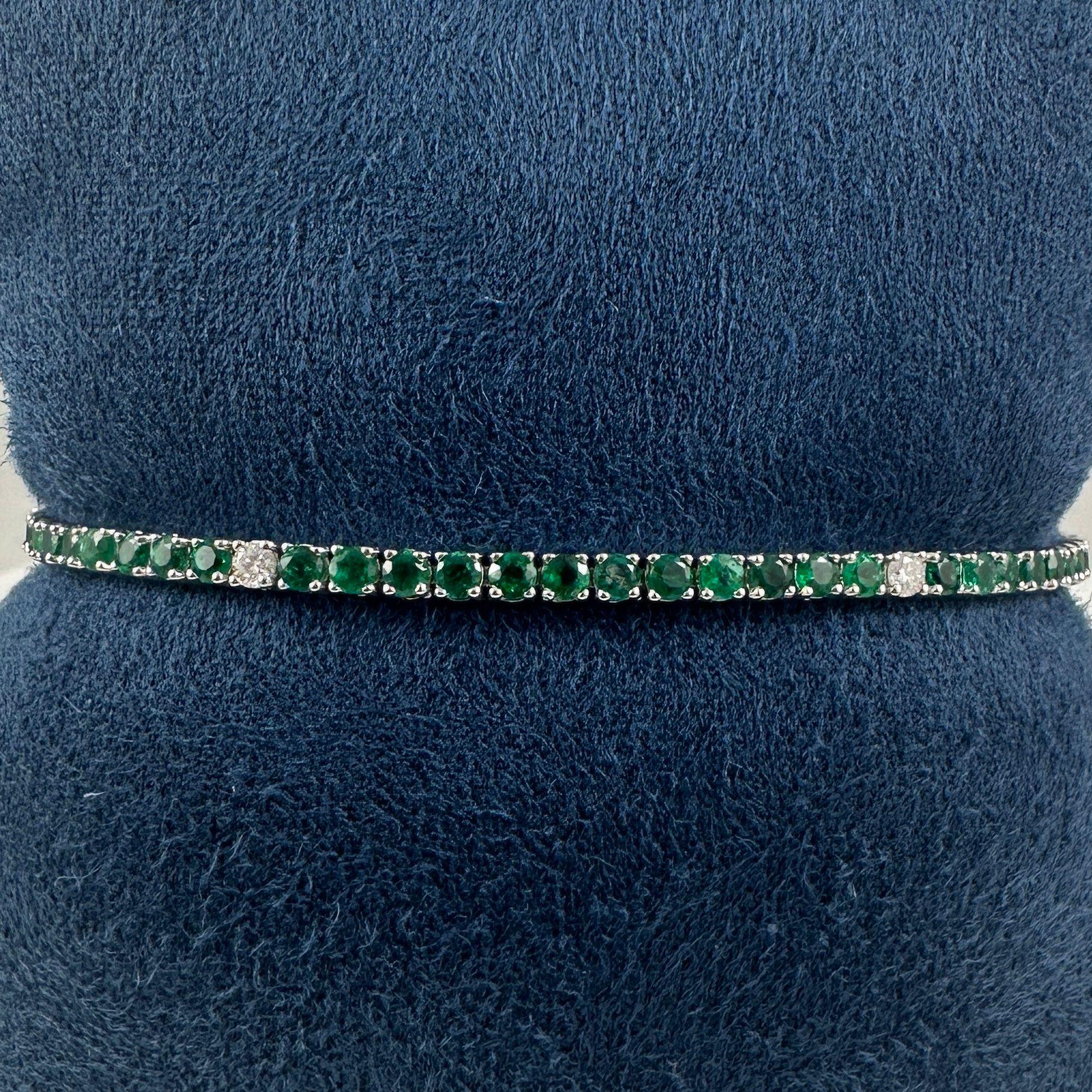 Contemporaneo Bracciale Tennis con smeraldo e diamanti da 3,75 carati in oro bianco 14K in vendita