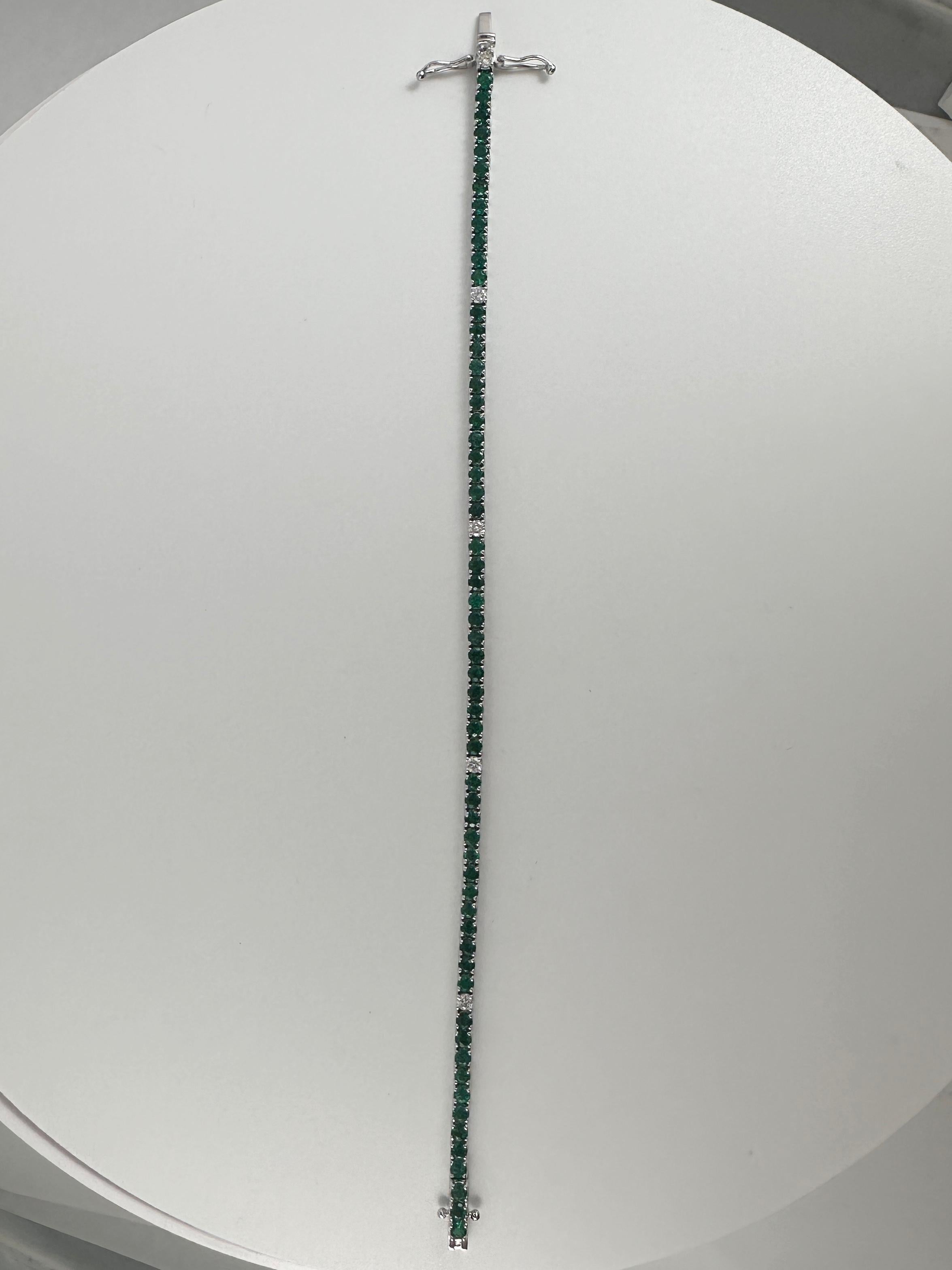 Taglio rotondo Bracciale Tennis con smeraldo e diamanti da 3,75 carati in oro bianco 14K in vendita