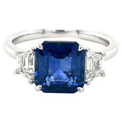 Bague à trois pierres en platine avec saphir de Ceylan taille émeraude de 3.75 carats et diamants